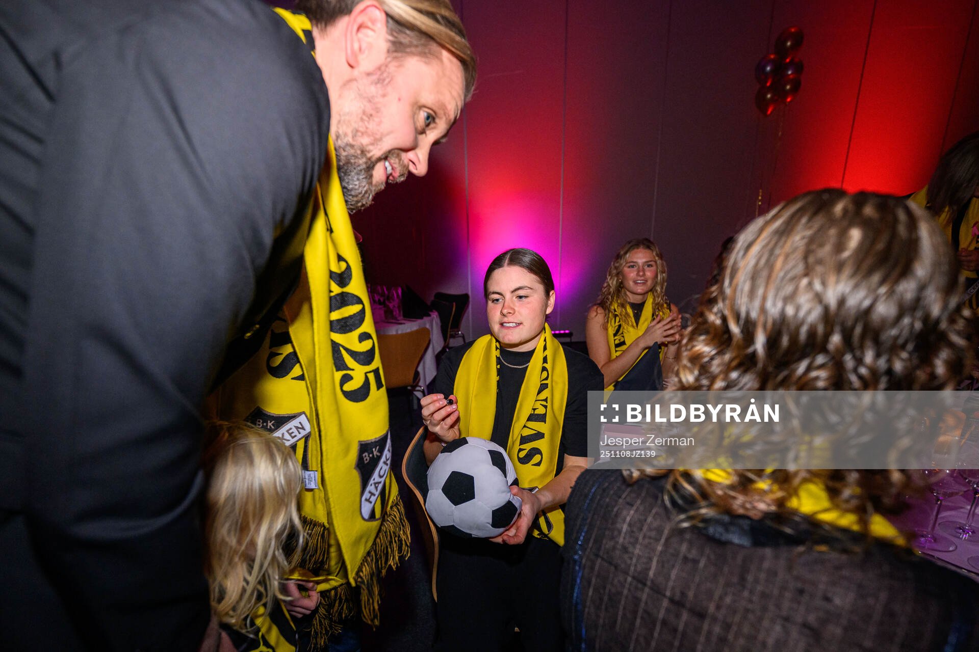Häckens klubbchef Marcus Jodin och Hanna Wijk på