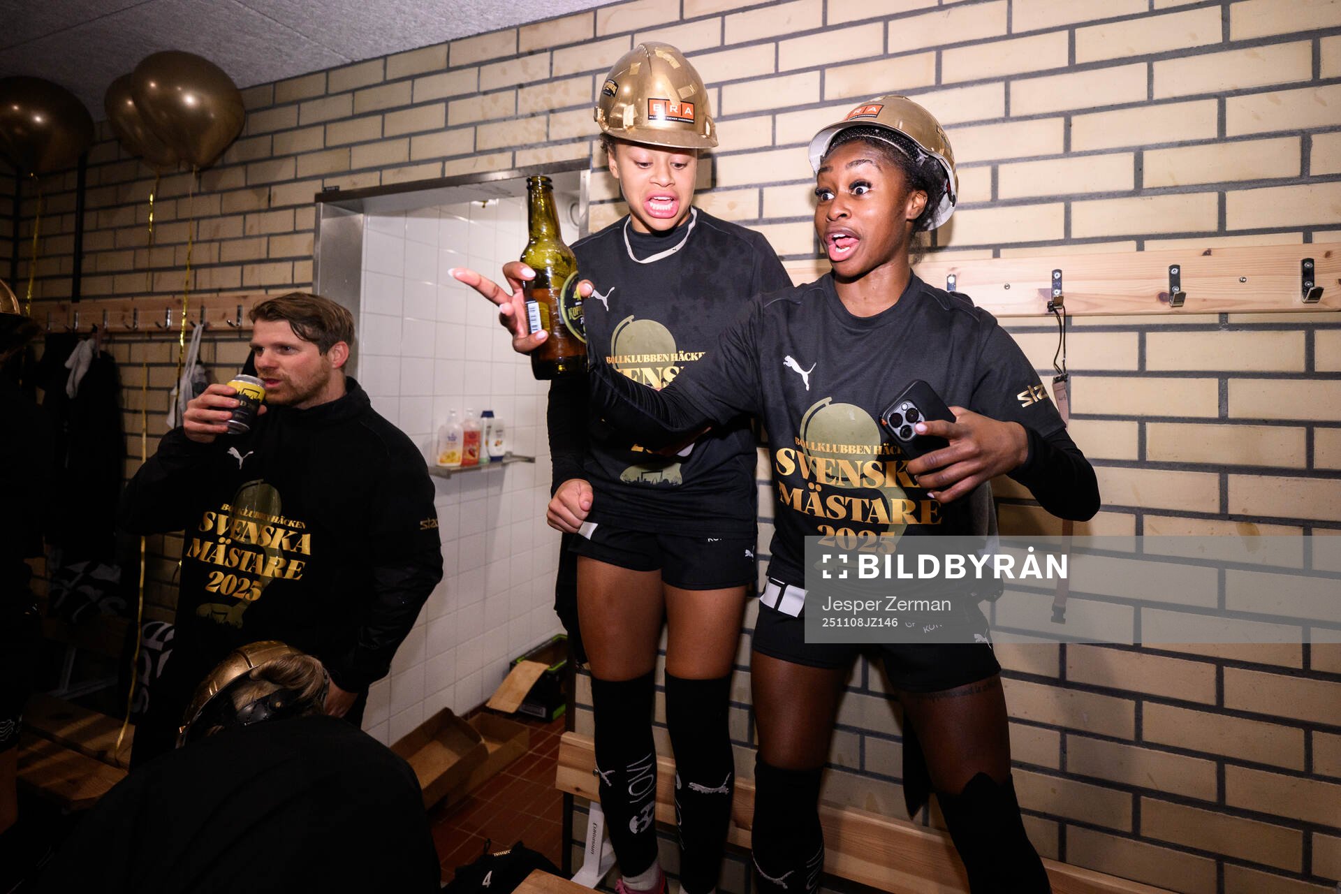 Häckens Felicia Schröder och Monica Jusu Bah jublar i