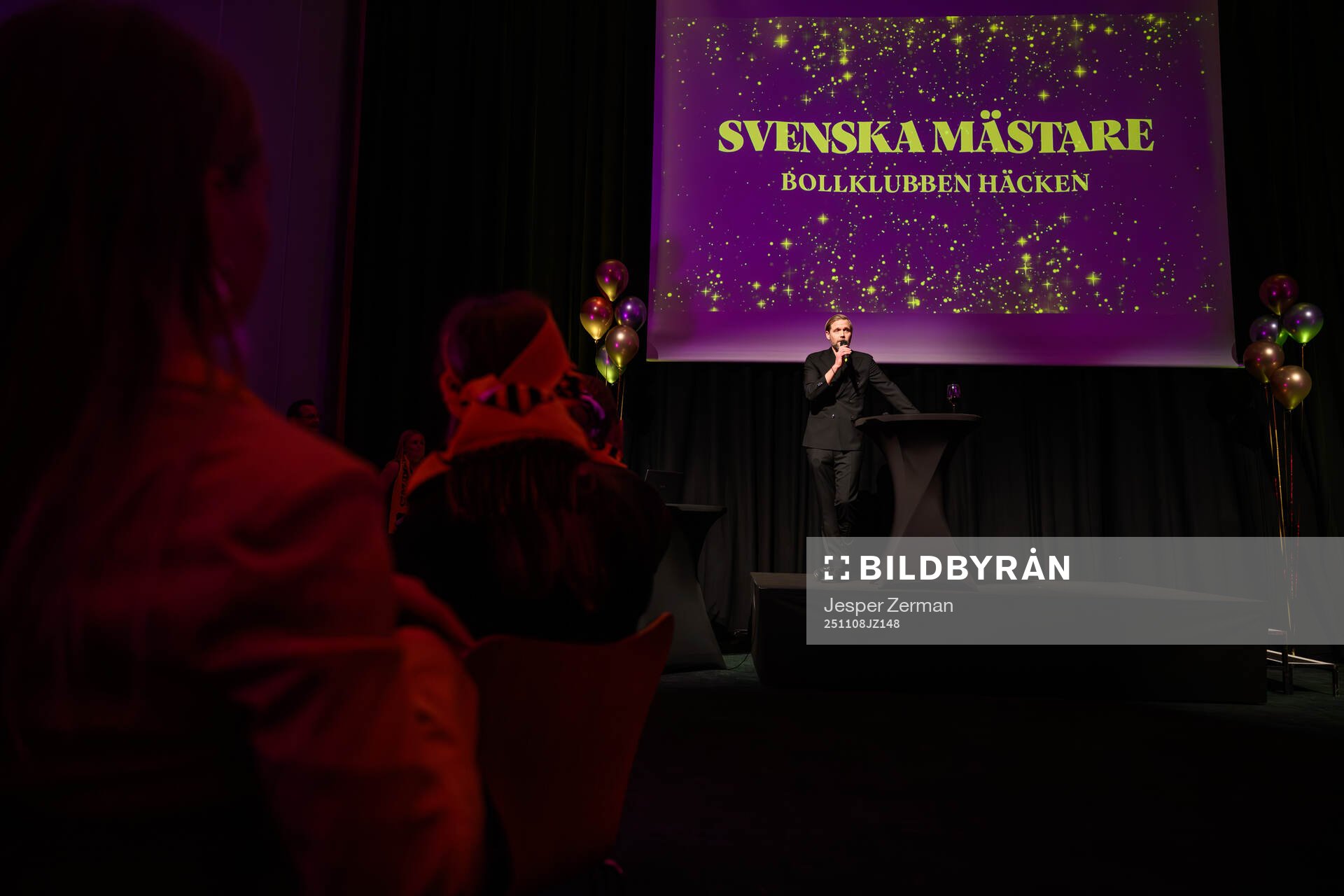 Häckens klubbchef Marcus Jodin håller tal på