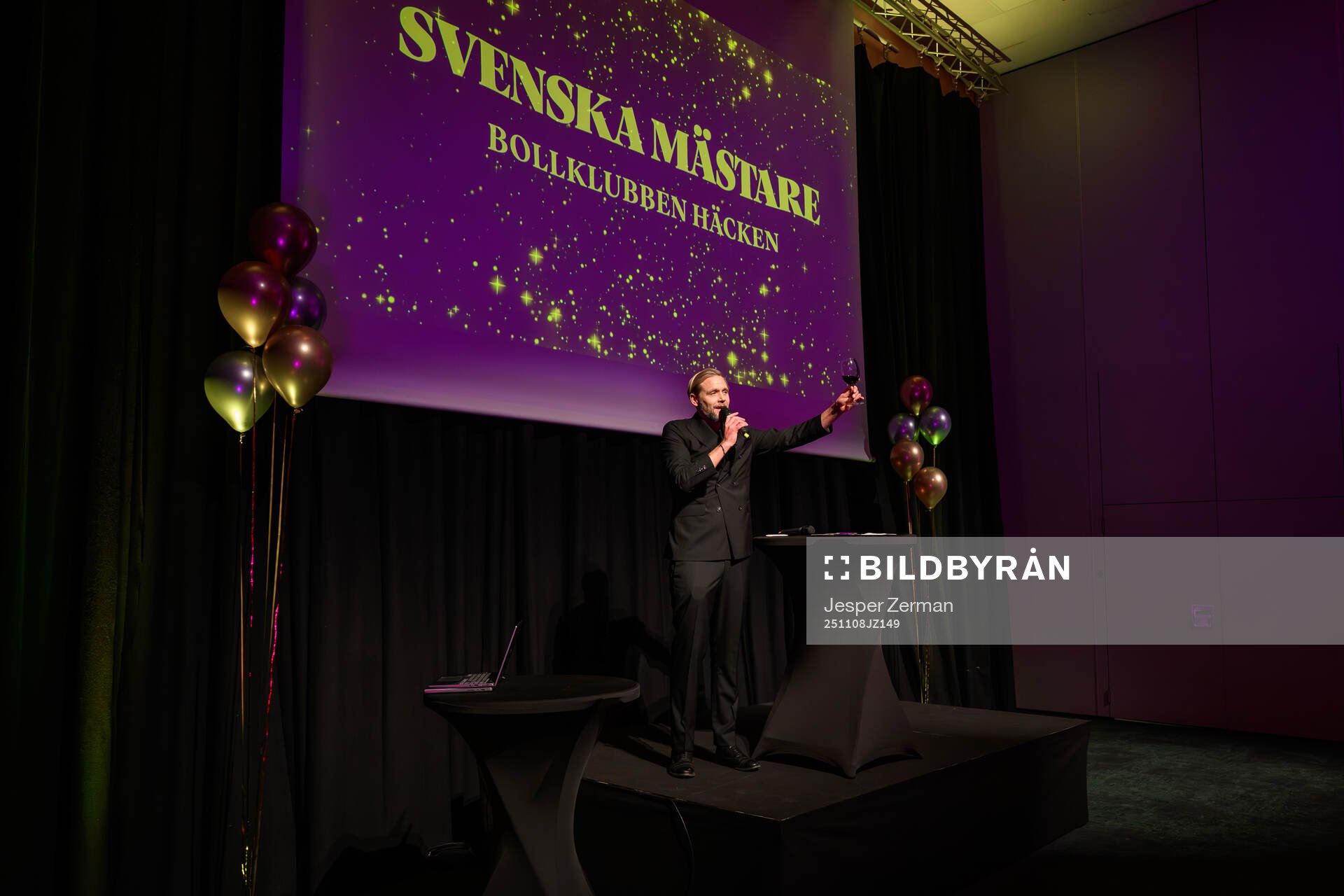 Häckens klubbchef Marcus Jodin håller tal på