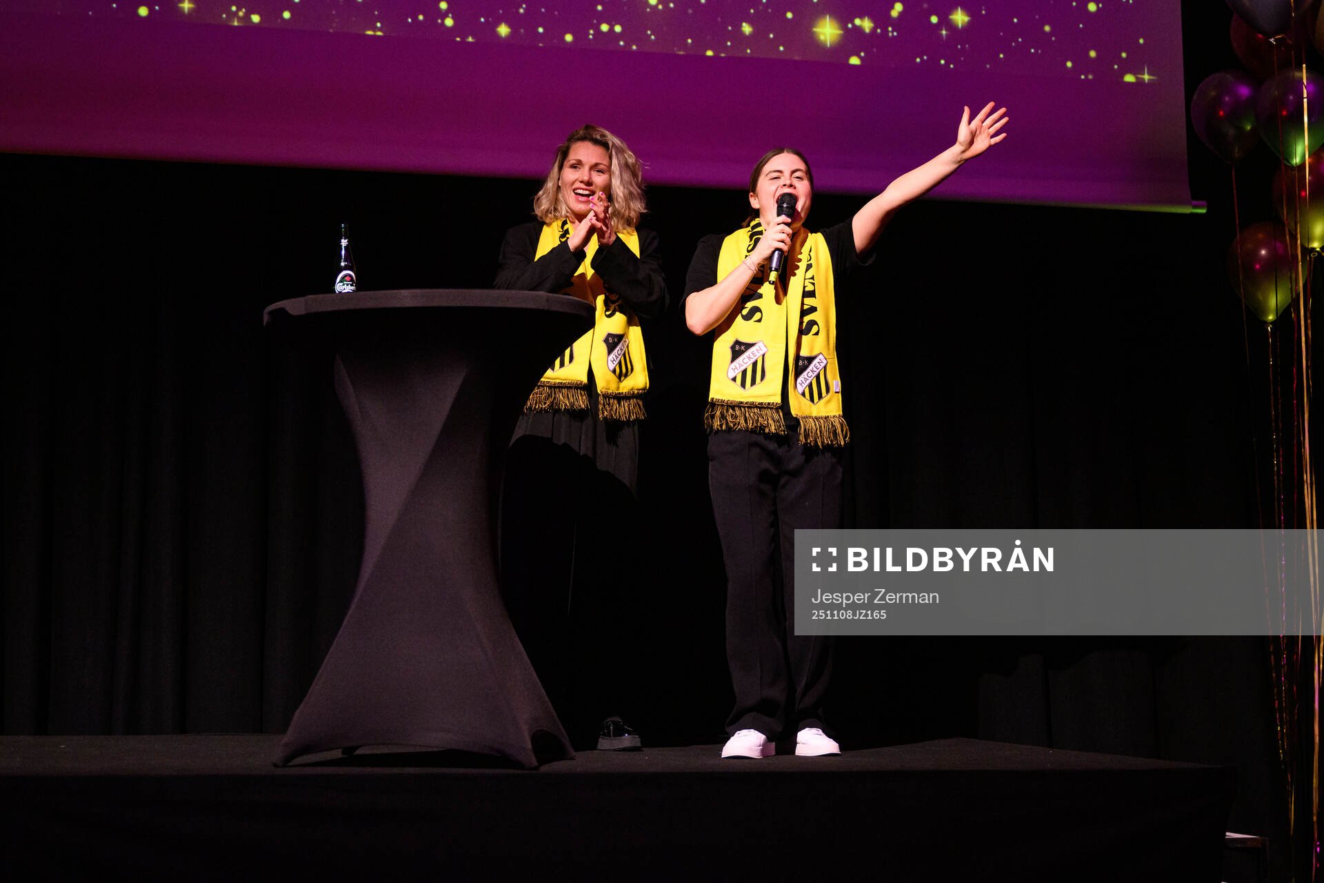 Häckens målvakt Jennifer Falk och Hanna Wijk på