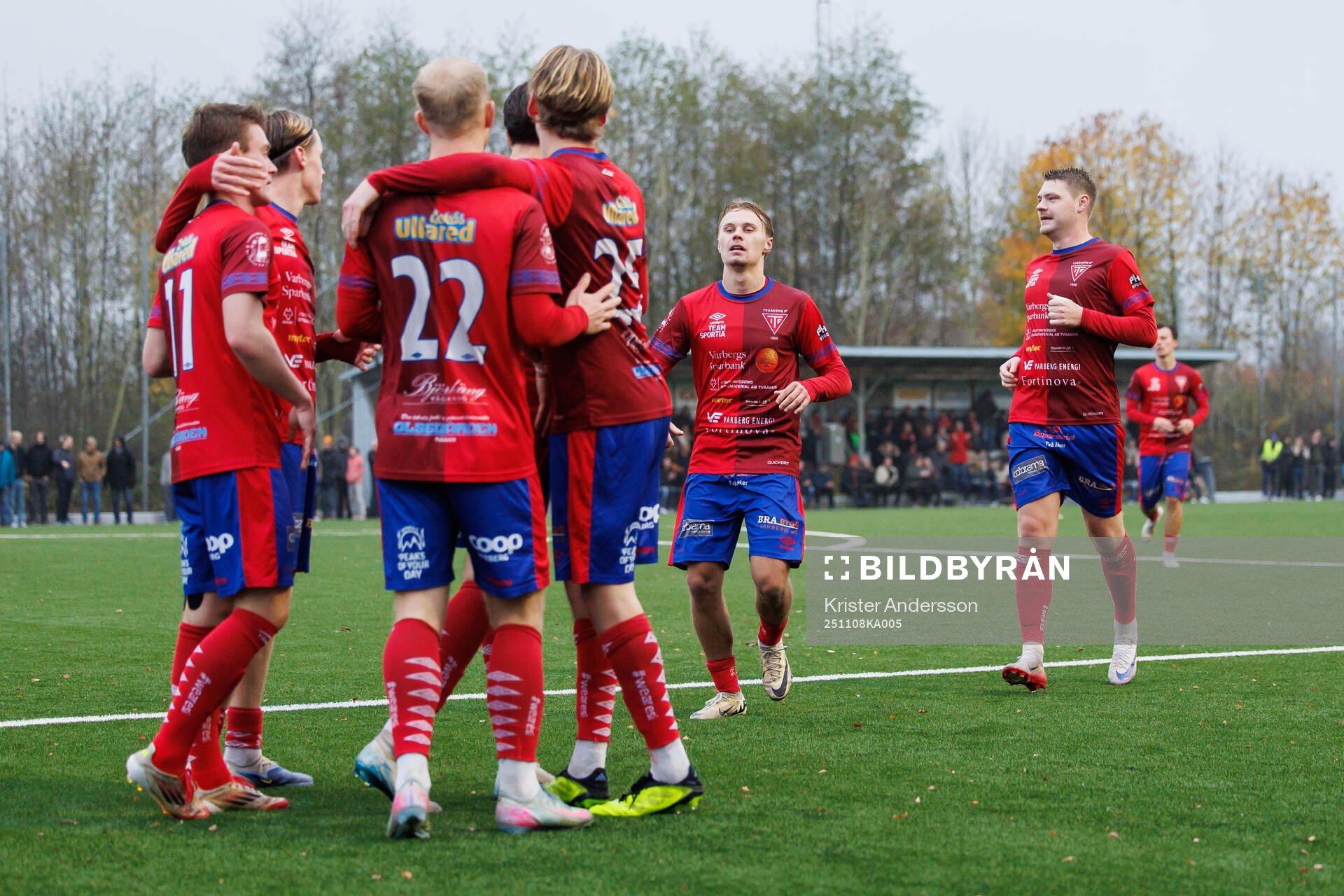 Tvååkers spelare jublar