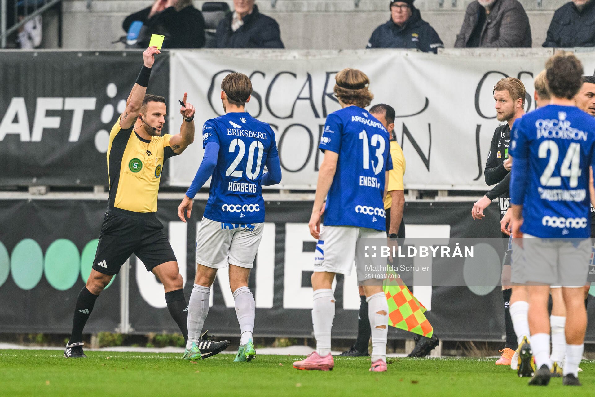 Trelleborgs Felix Hörberg tilldelas ett gult kort av
