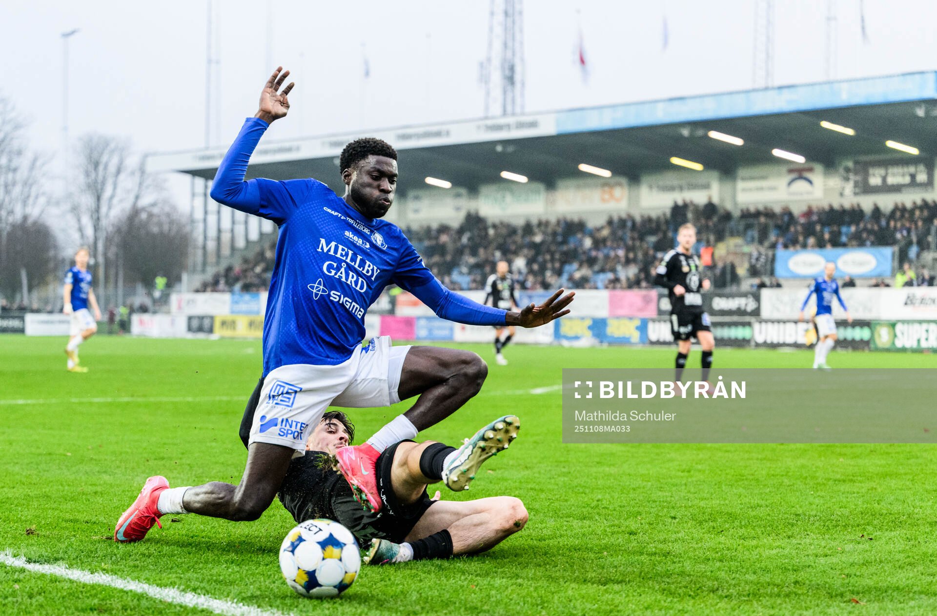 Trelleborgs Emmanuel Godwin och Örebros Antonio Yakoub