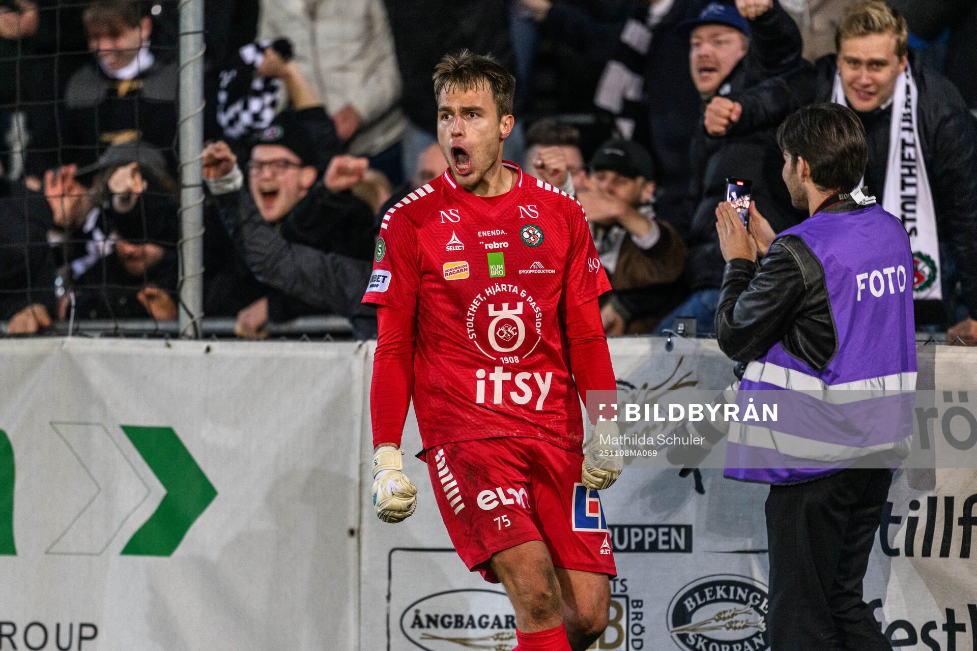 Örebros målvakt Jakub Ojrzynski jublar