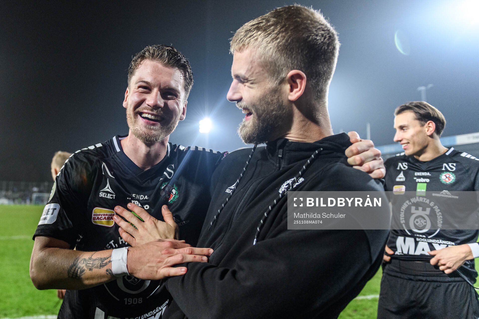 Örebros Samuel Kroon och Karl Holmberg jublar