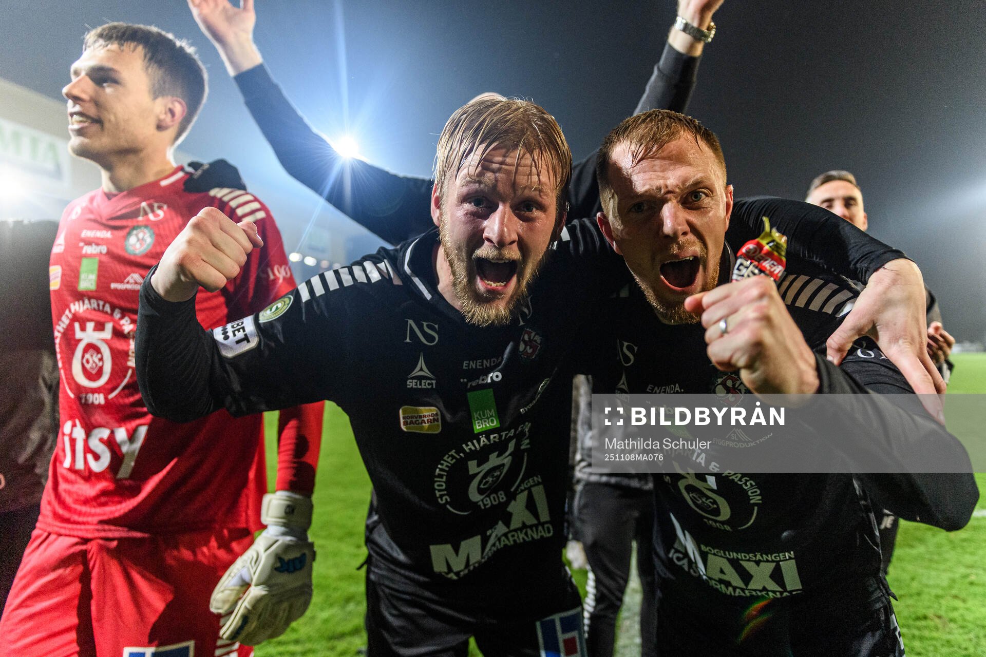 Örebros Karl Holmberg och Jesper Modig jublar