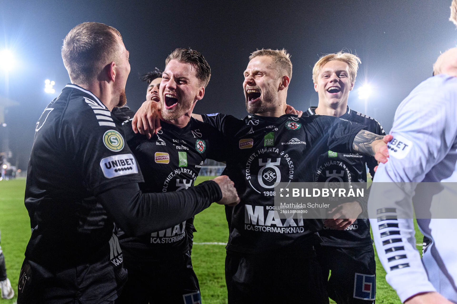 Örebros Samuel Kroon jublar