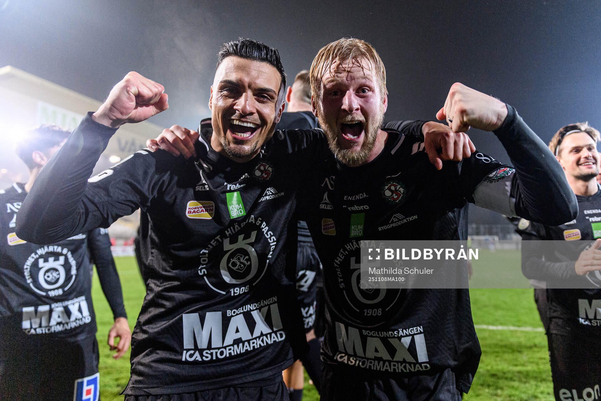 Örebros Ahmed Yasin och Karl Holmberg jublar