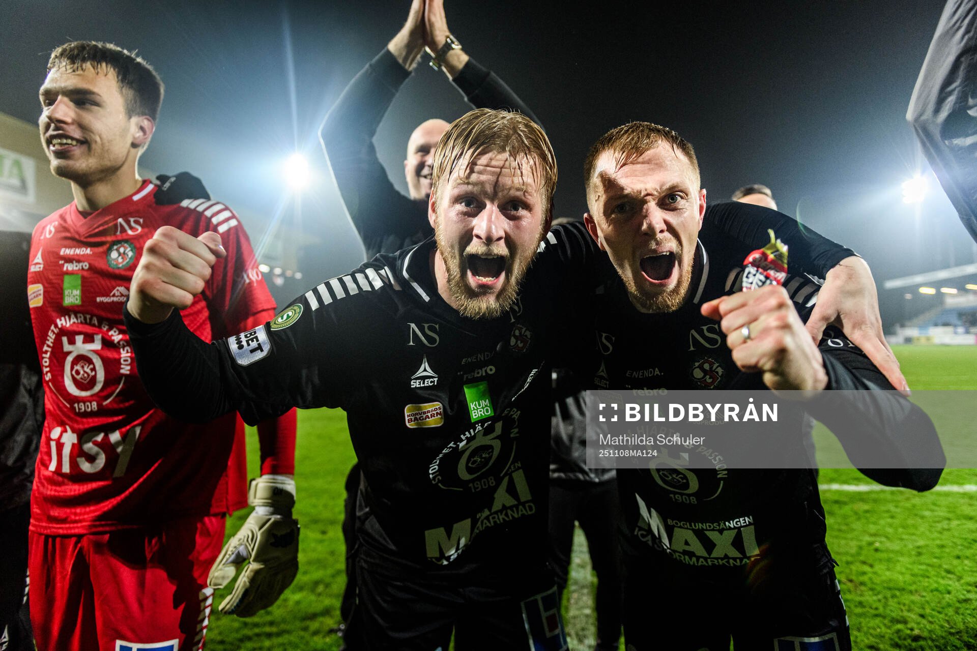 Örebros Karl Holmberg och Jesper Modig jublar