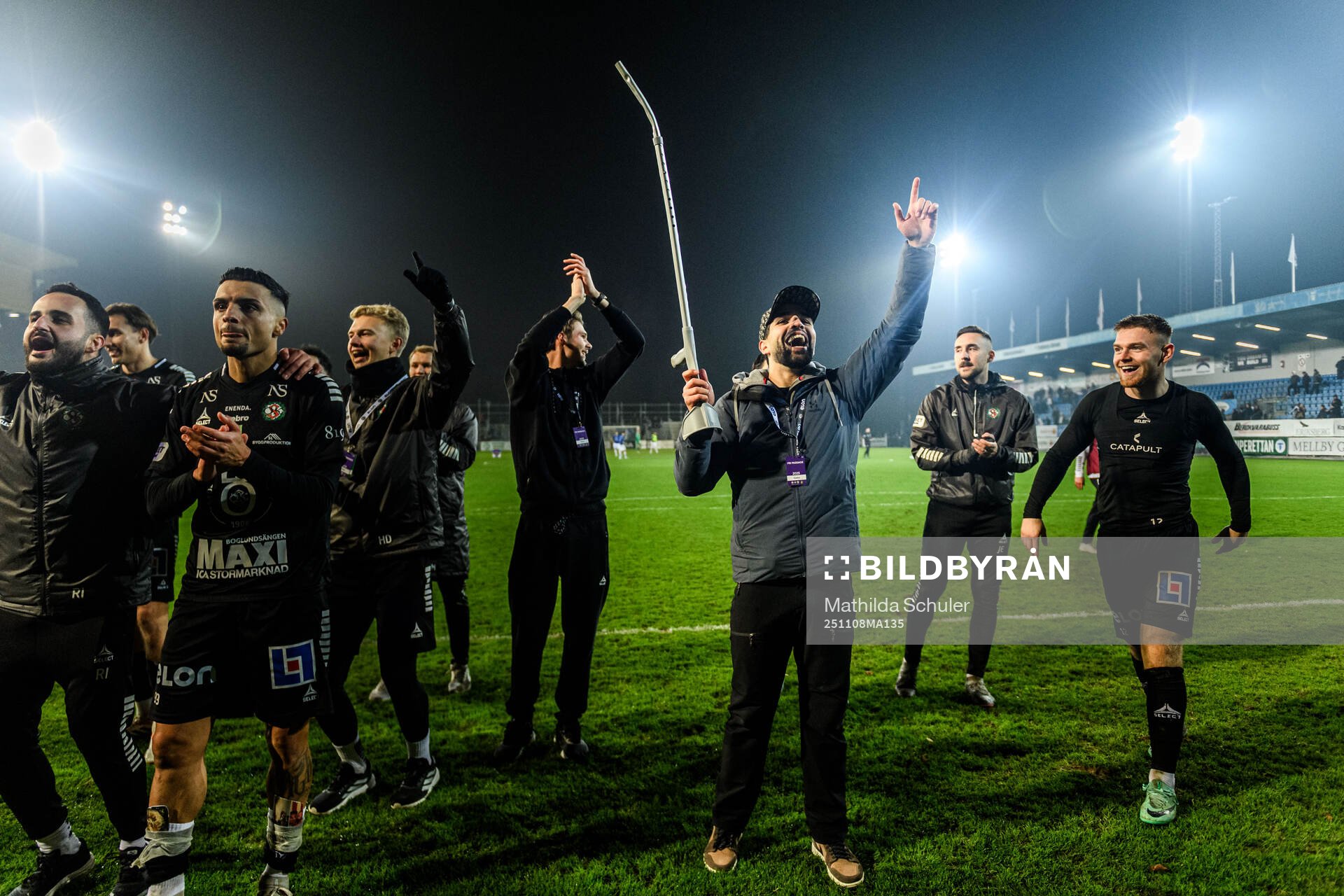 Örebros Alai Ghasem jublar med lagkamrater