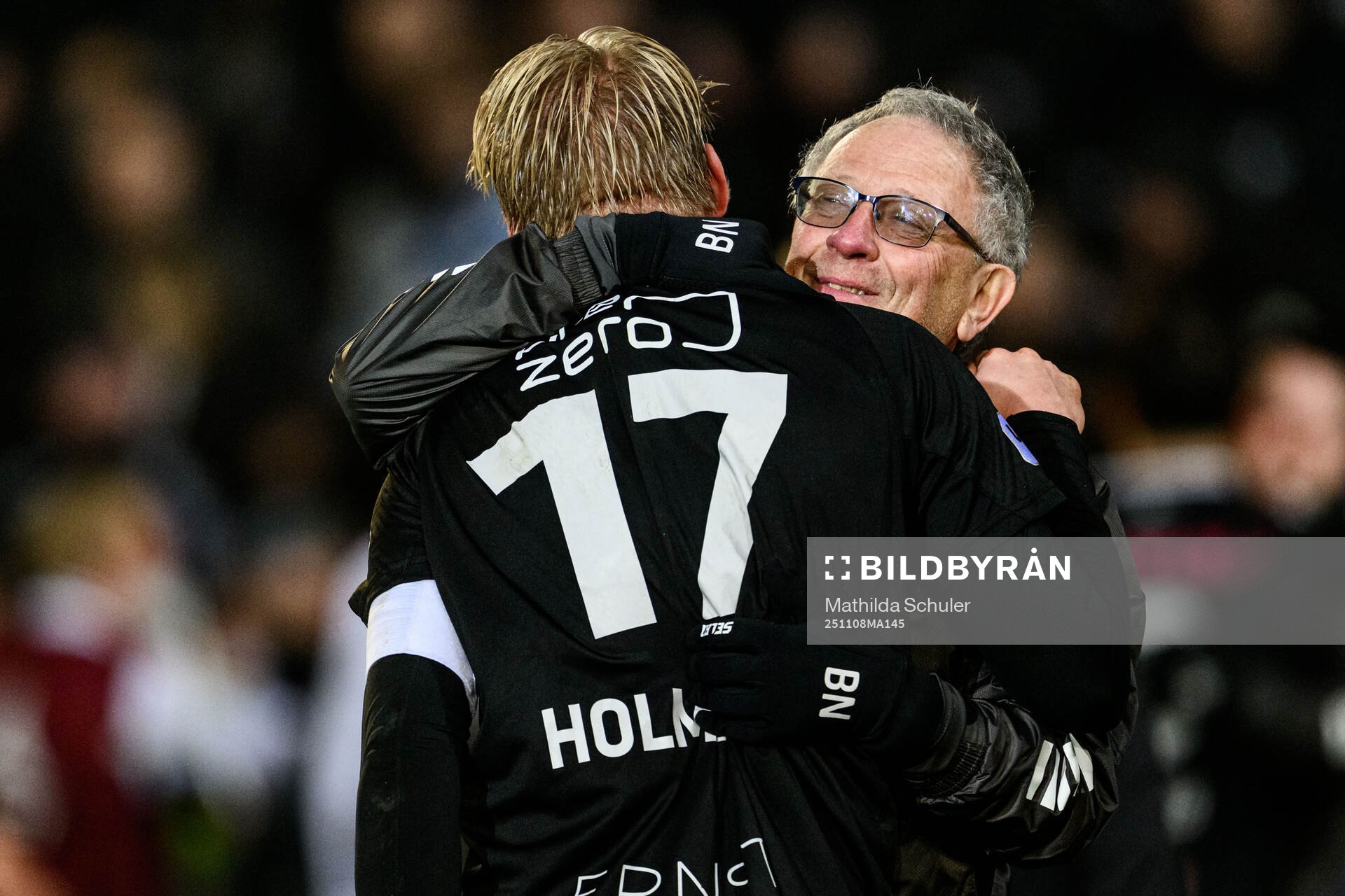 Örebros tränaren Bernhard Nilsson jublar