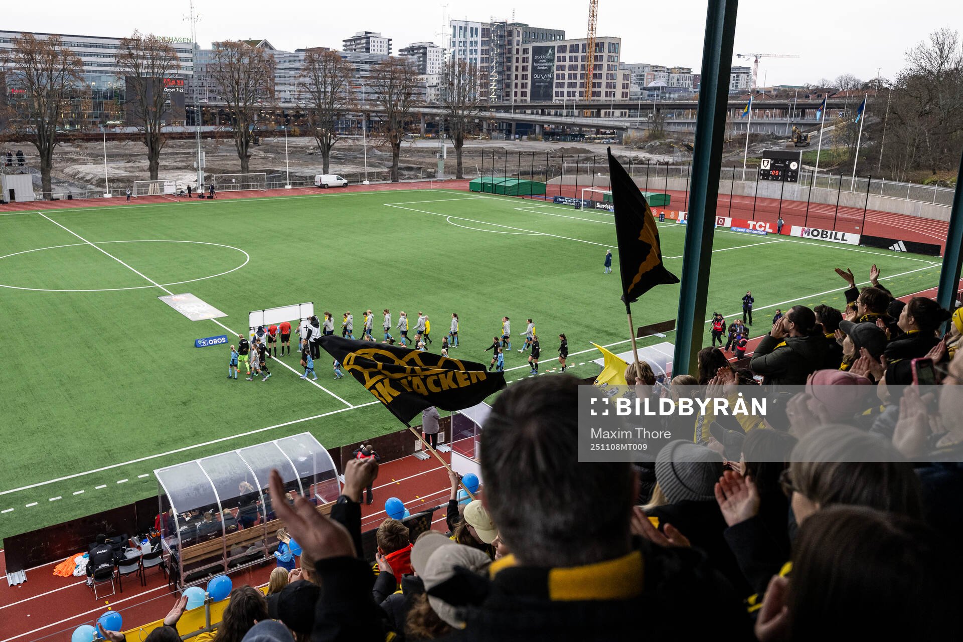 Häckens och Djurgårdens spelare gör entré