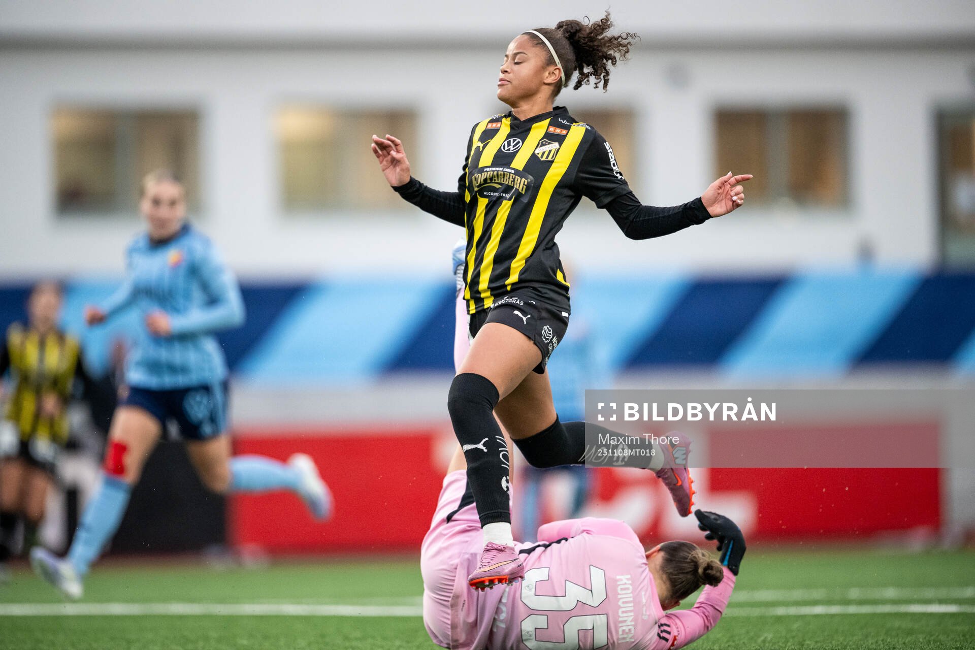 Häckens Felicia Schröder och Djurgårdens målvakt Anna