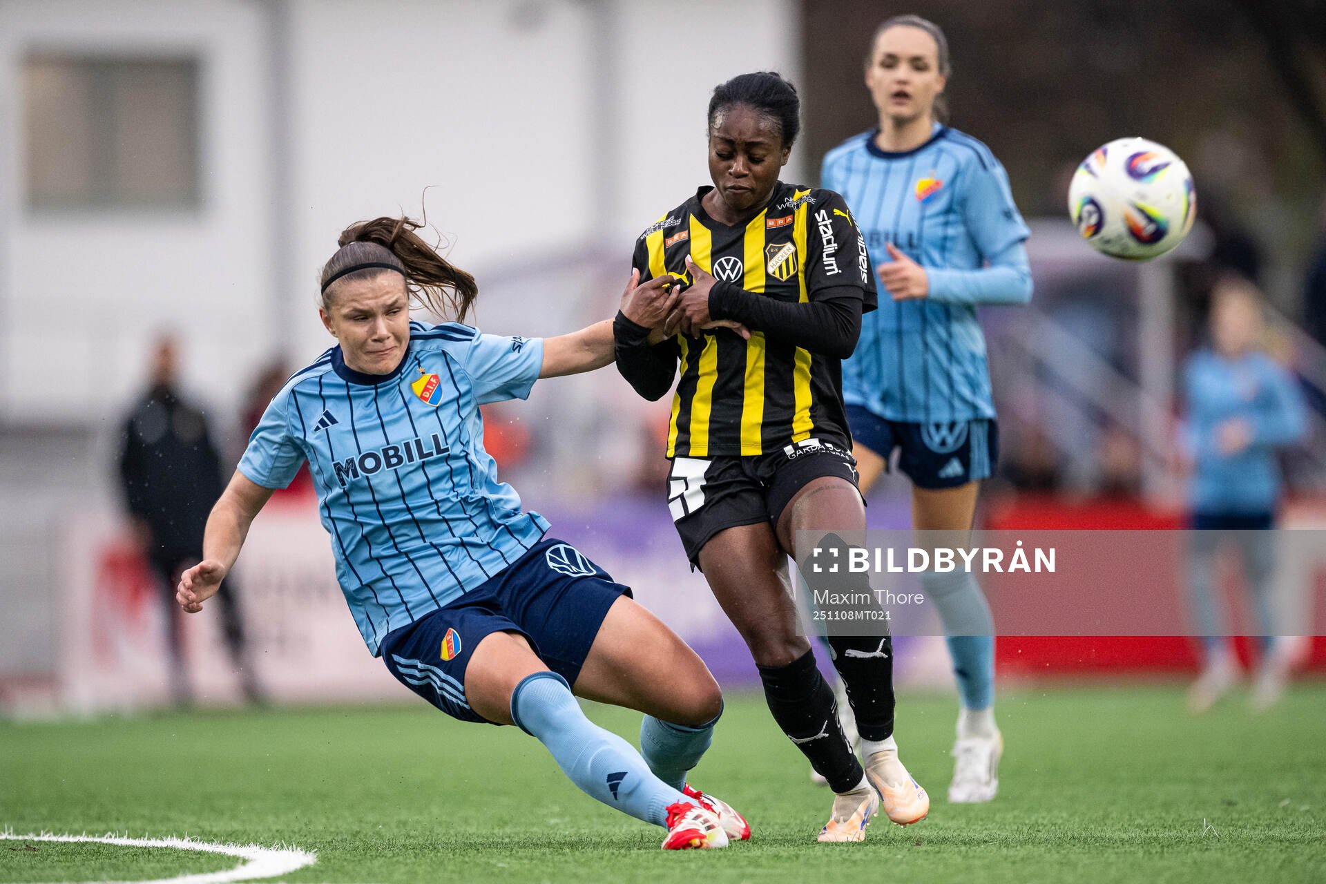 Djurgårdens Alexsandra Lobanova och Häckens Monica Jusu