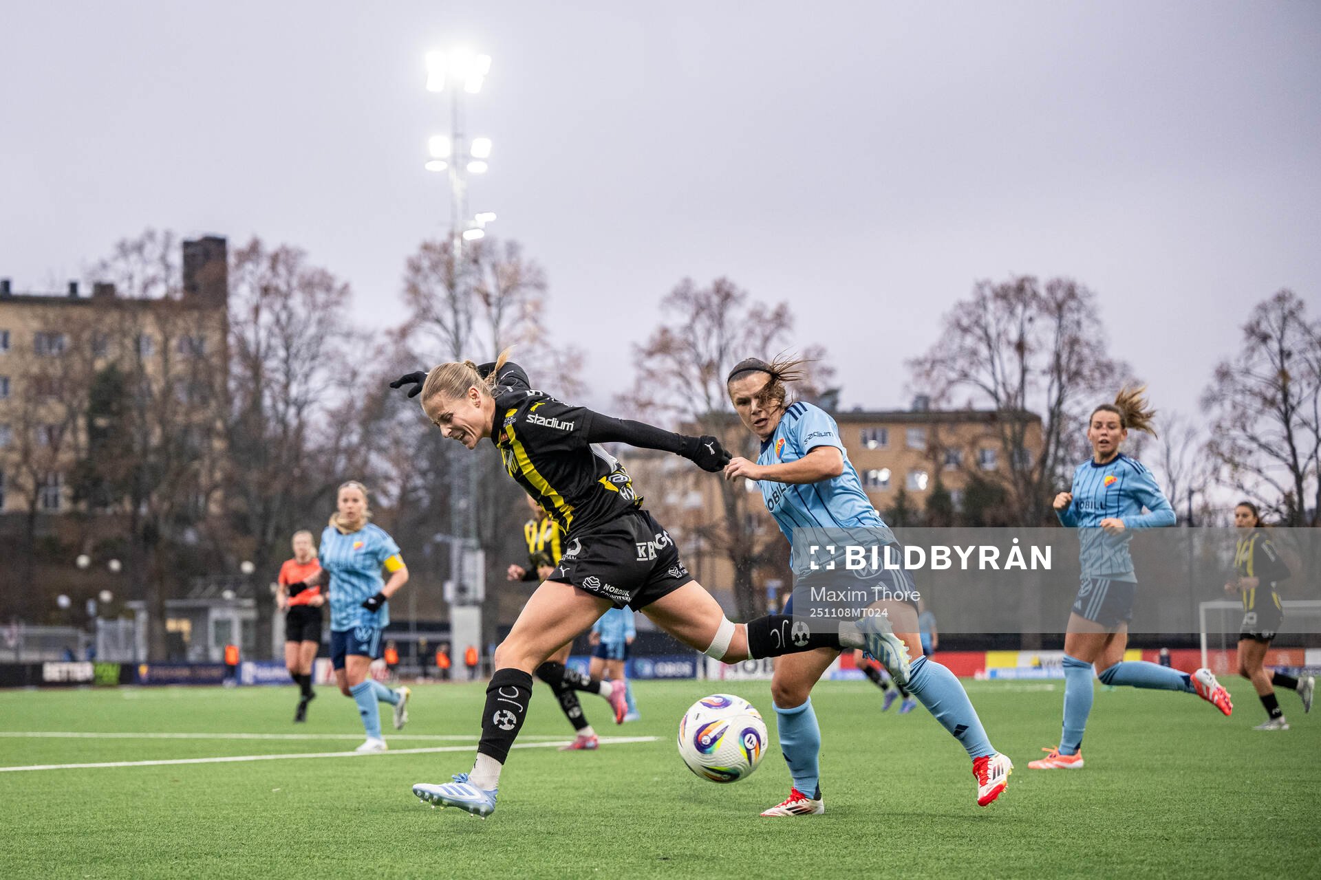 Häckens Anna Anvegård och Djurgårdens Alexsandra Lobanova