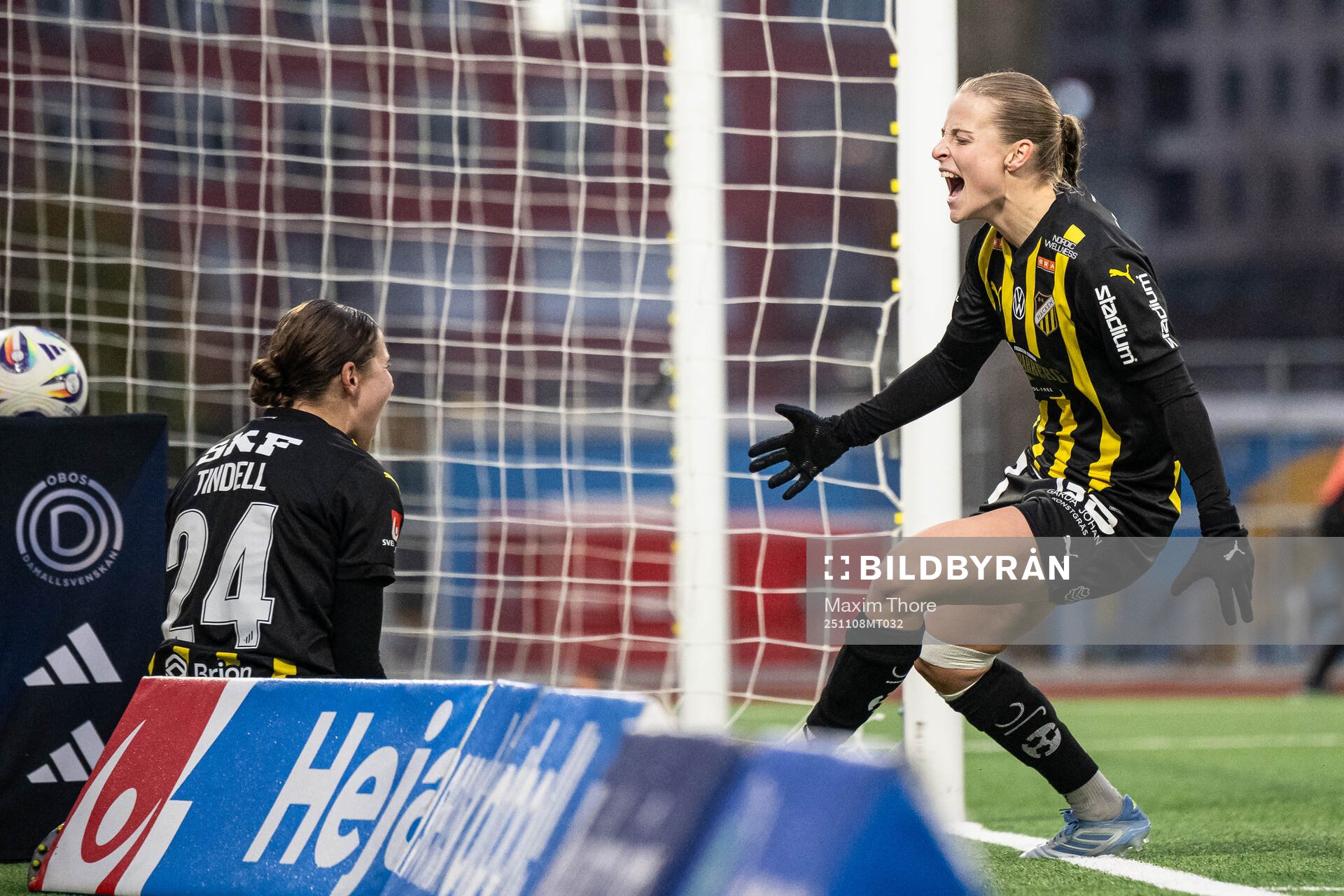 Häckens Tabby Tindell och Anna Anvegård jublar