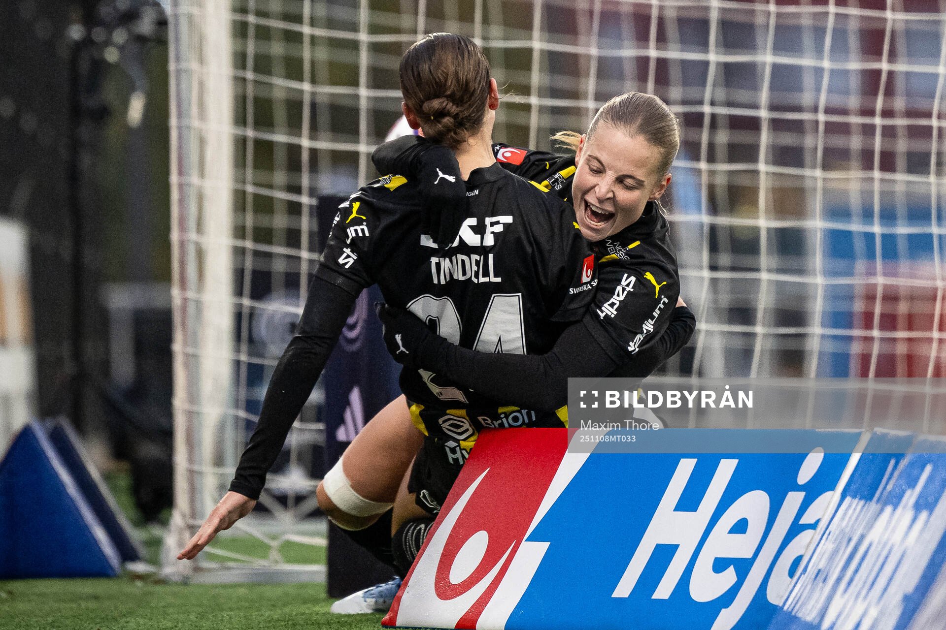 Häckens Tabby Tindell och Anna Anvegård jublar