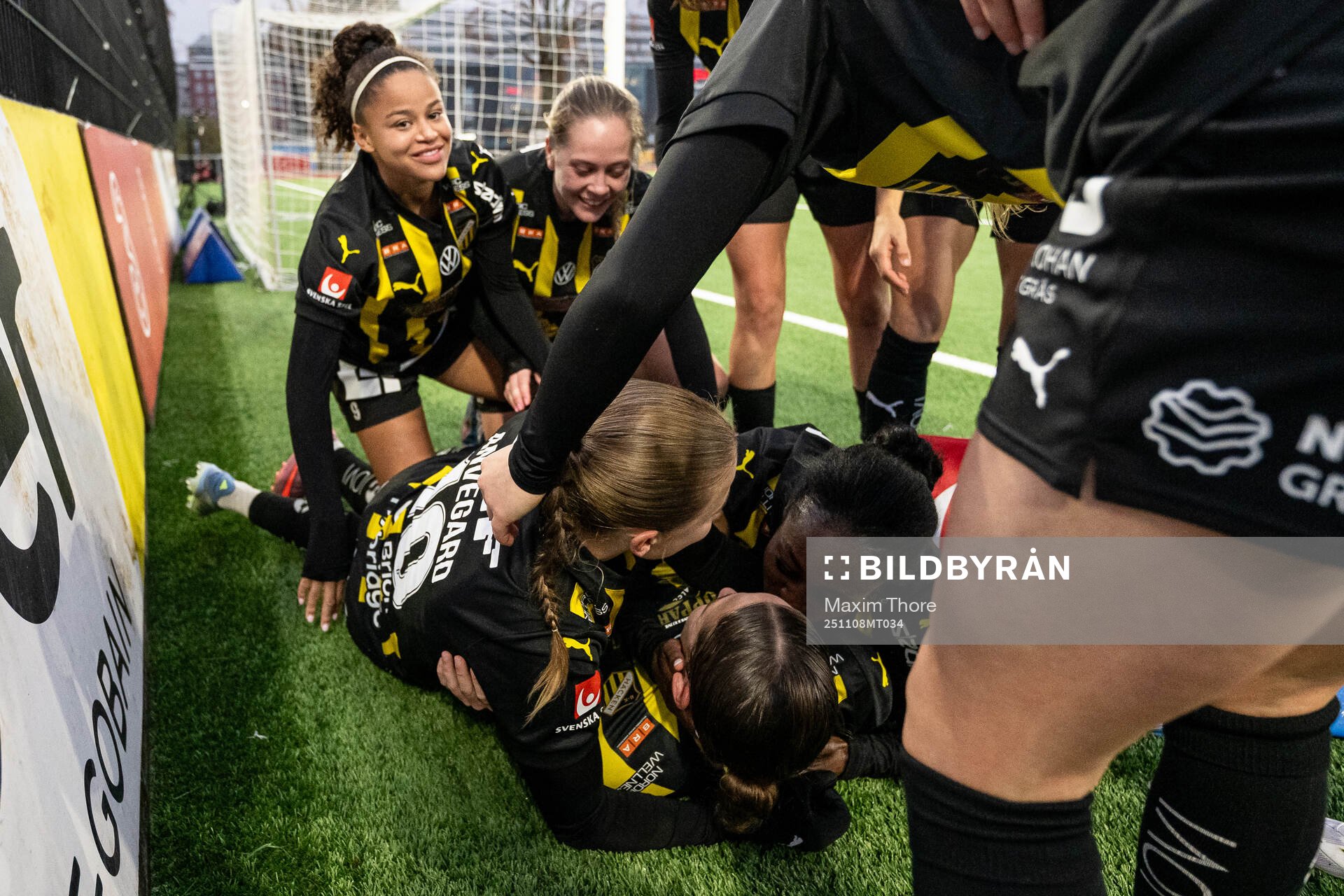 Häckens Tabby Tindell jublar