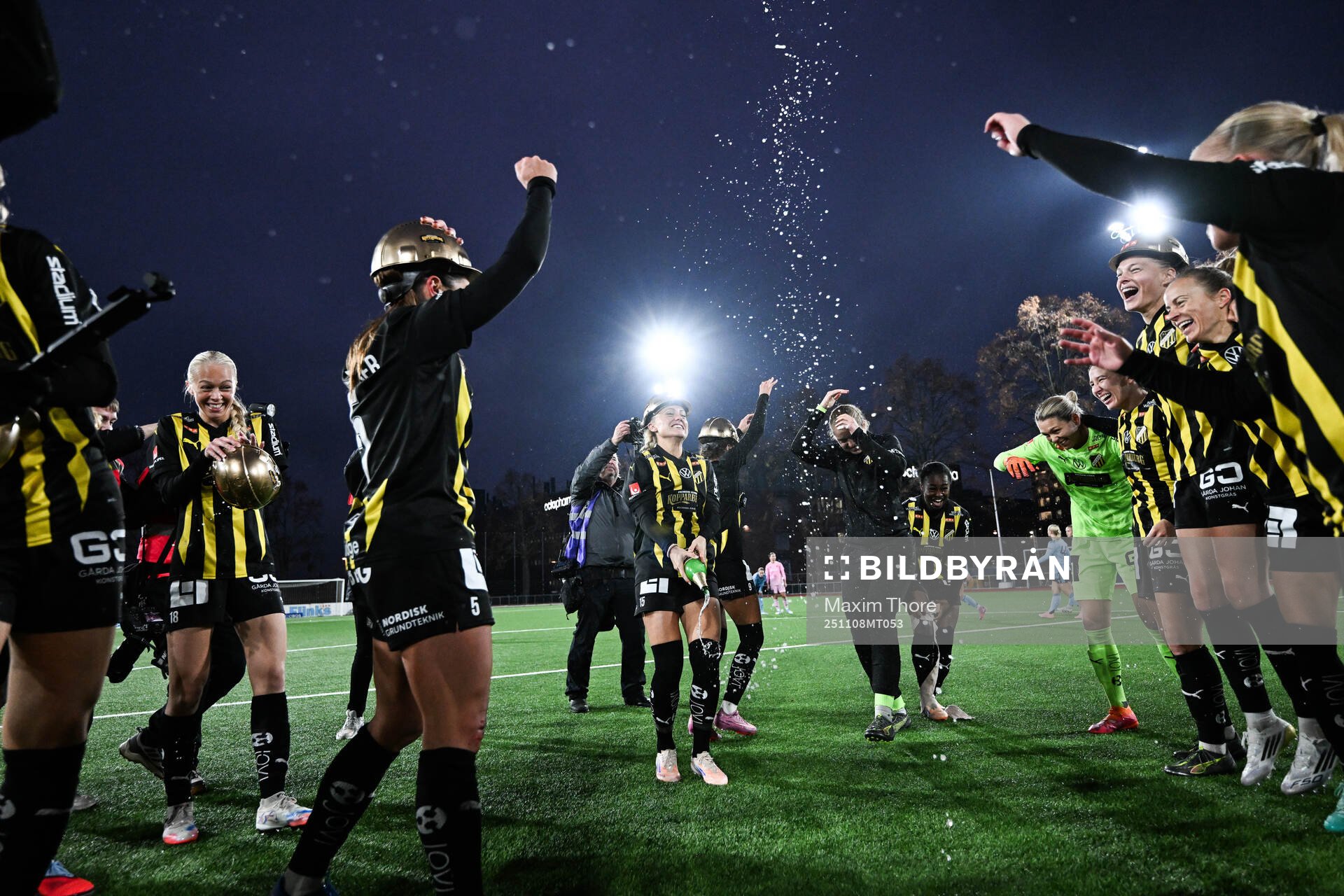 Häckens spelare jublar