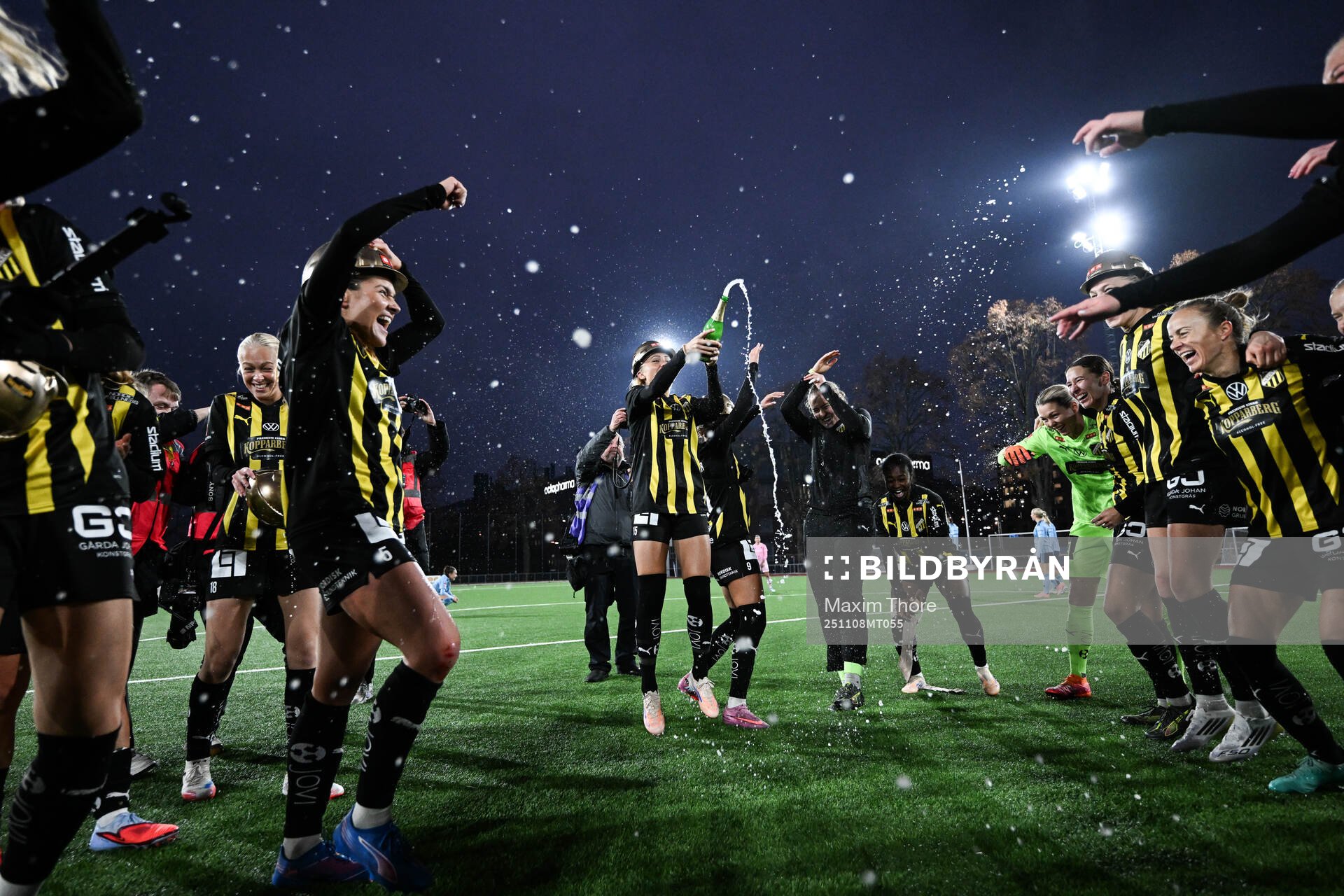 Häckens spelare jublar