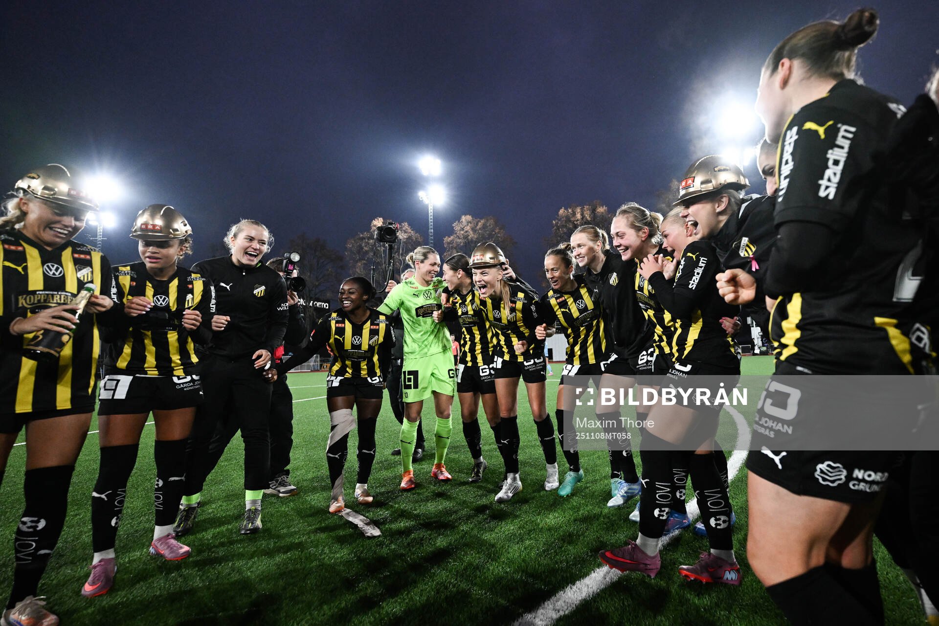 Häckens spelare jublar