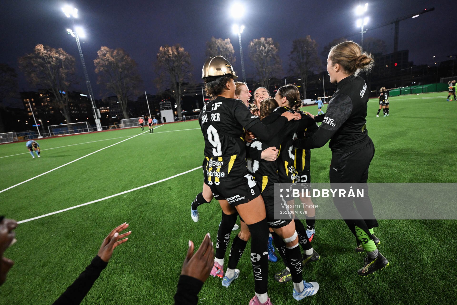 Häckens spelare jublar