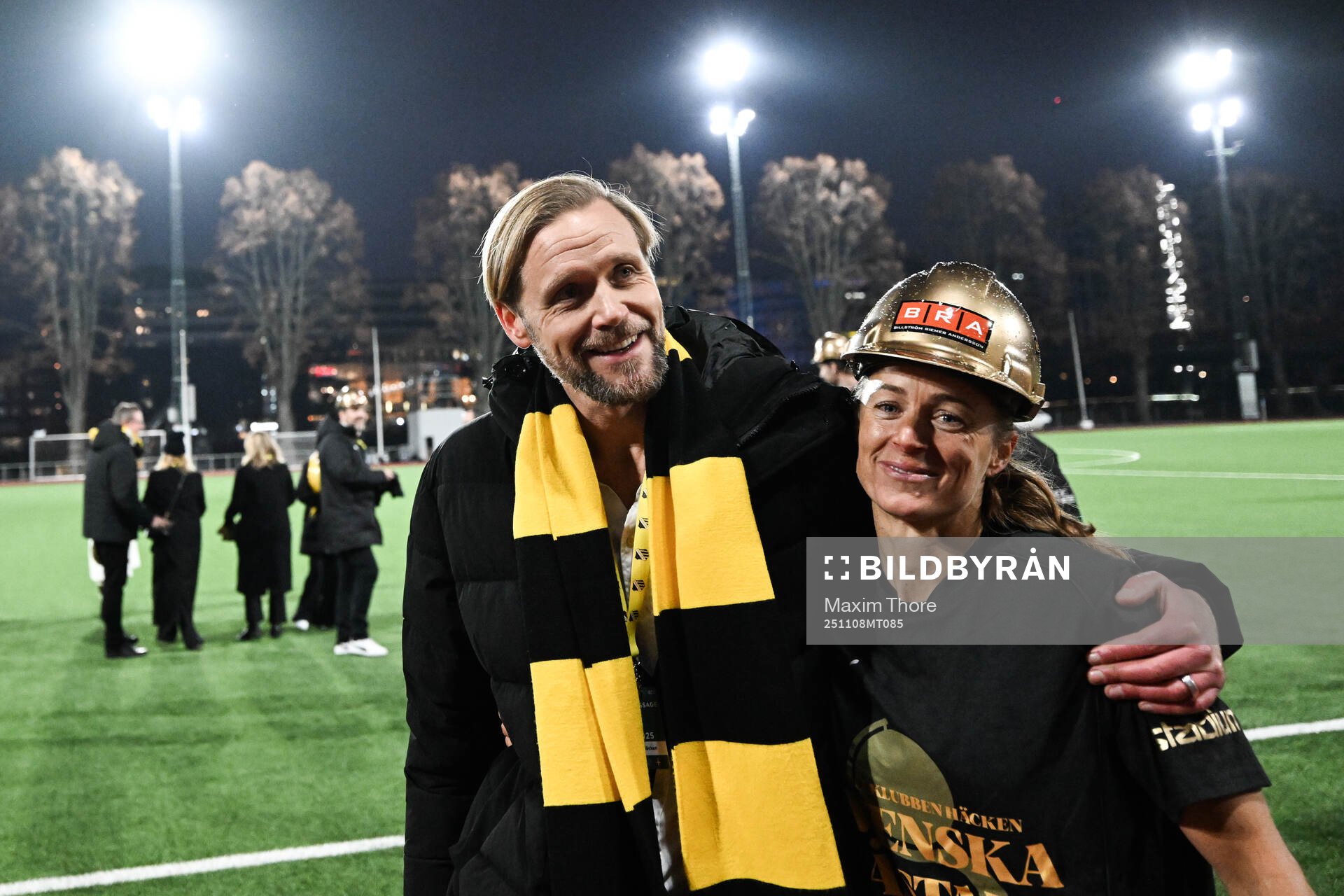 Häckens klubbdirektör Marcus Jodin jublar med Aivi Luik
