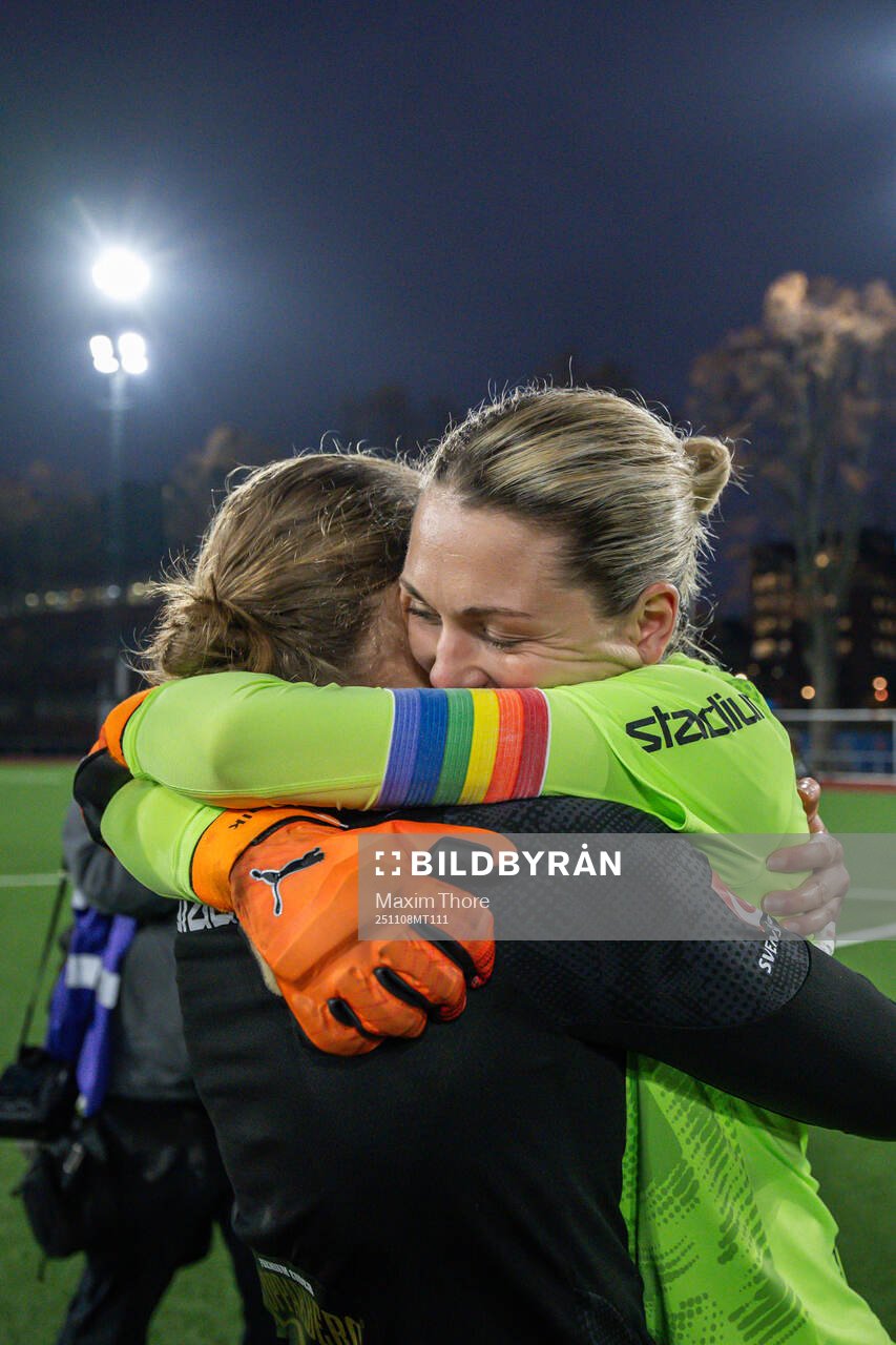 Häckens målvakt Jennifer Falk jublar