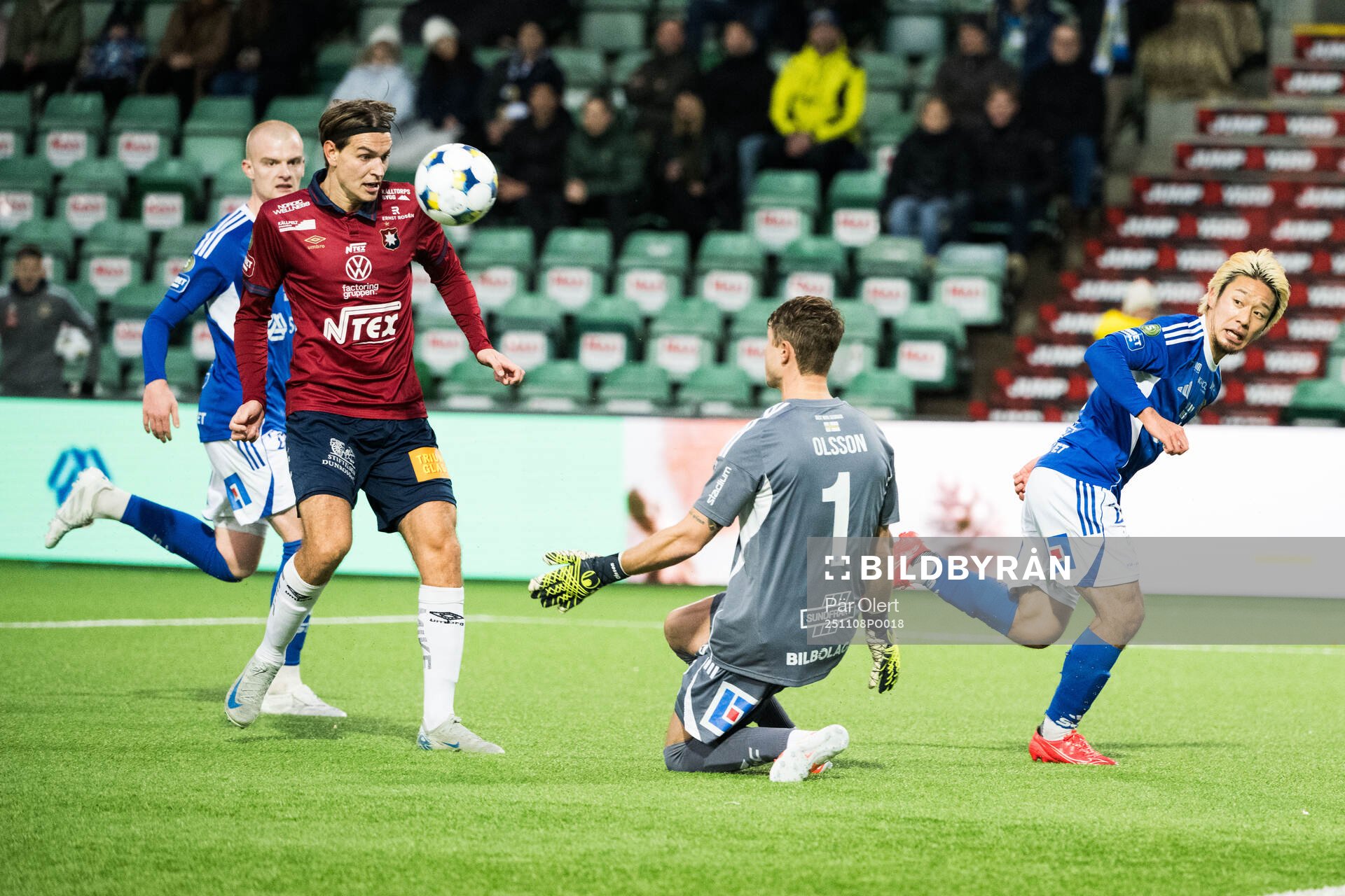 Örgrytes Noah Christoffersson och GIF Sundsvalls målvakt