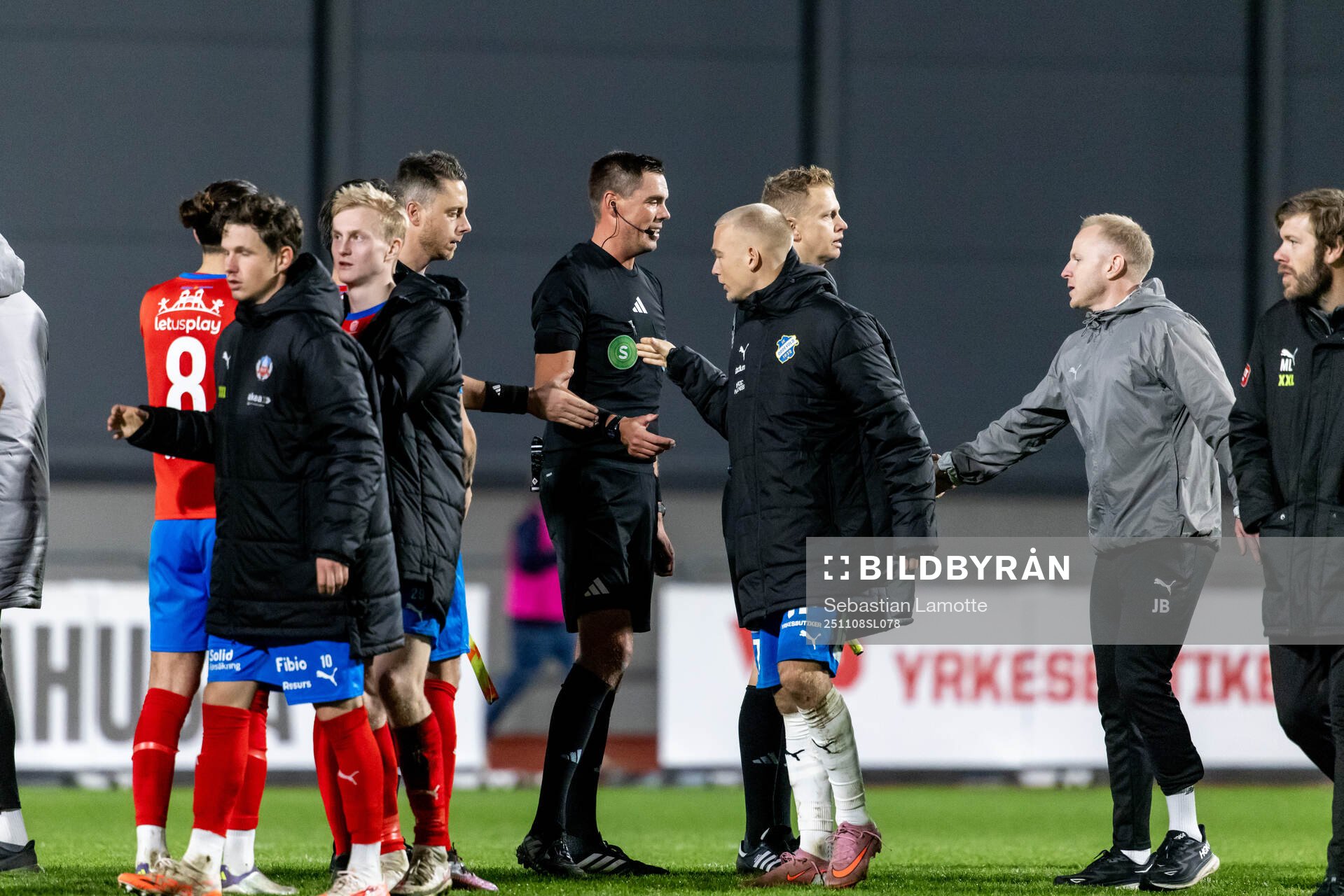 Spelare och ledare tackar Domare Magnus Lindgren och hans
