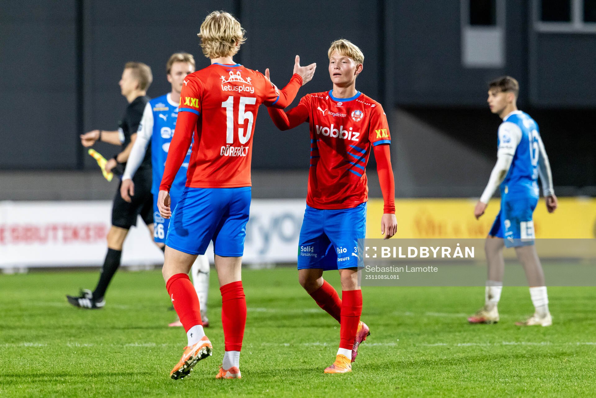 Helsingborgs Ture Görefält och Alvin Nordin jublar