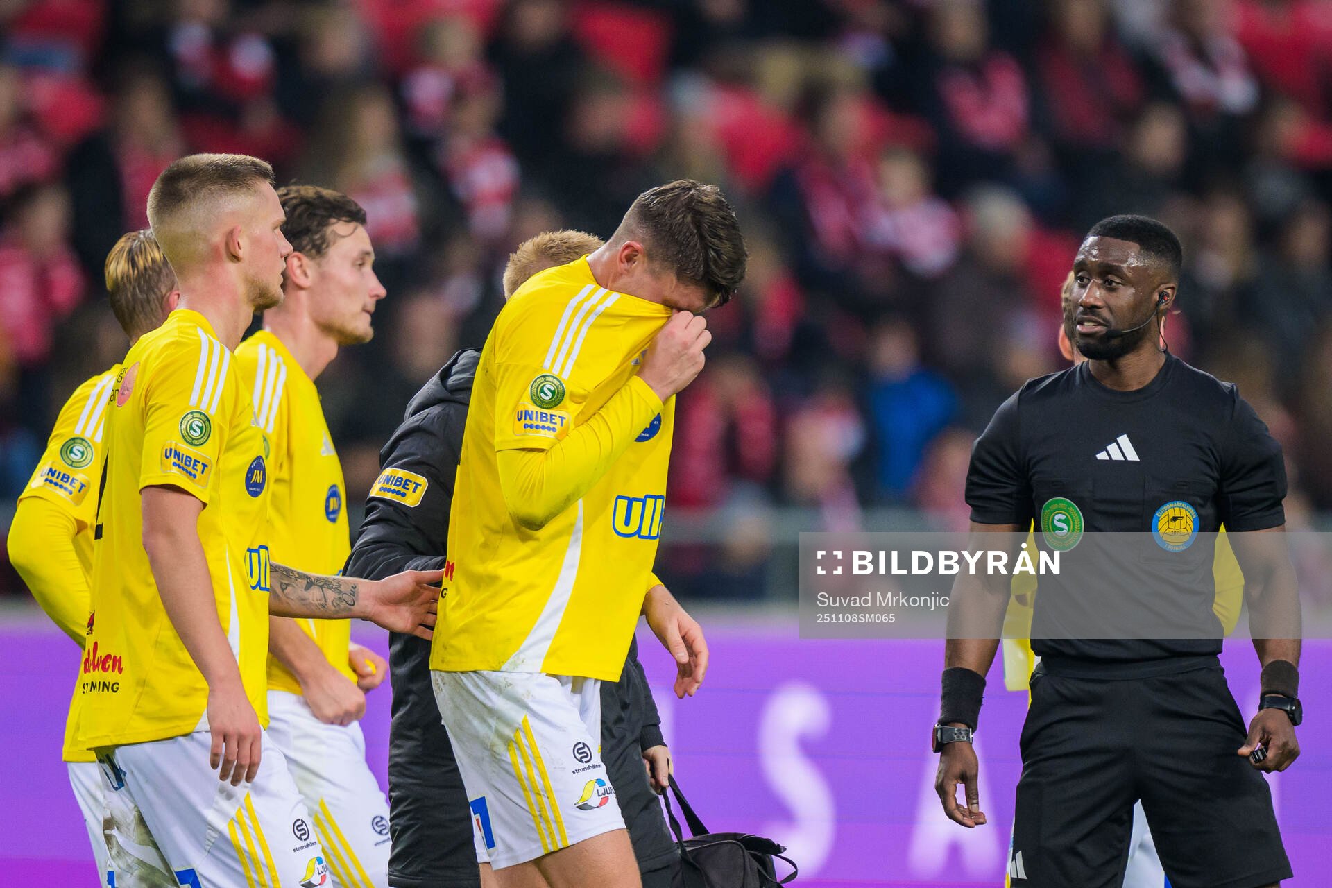 Falkenbergs Albin Andersson lämnar planen