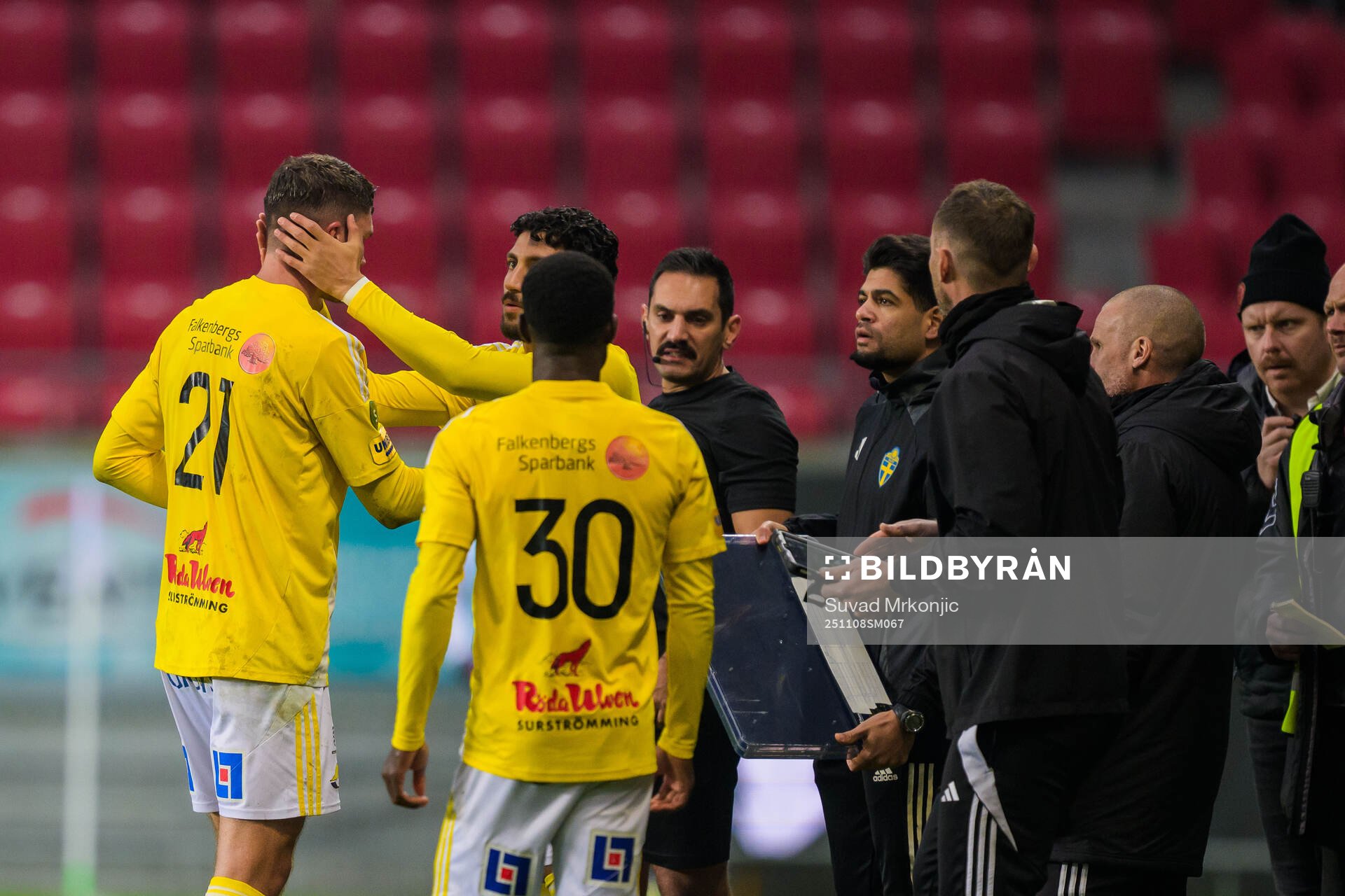 Falkenbergs Albin Andersson lämnar planen