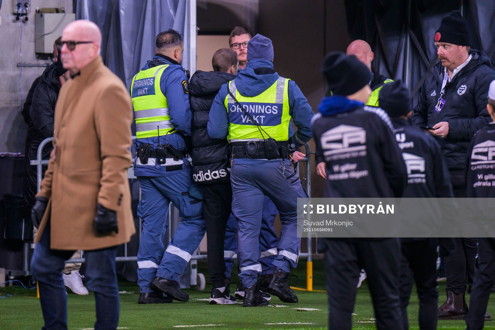 En person förs bort