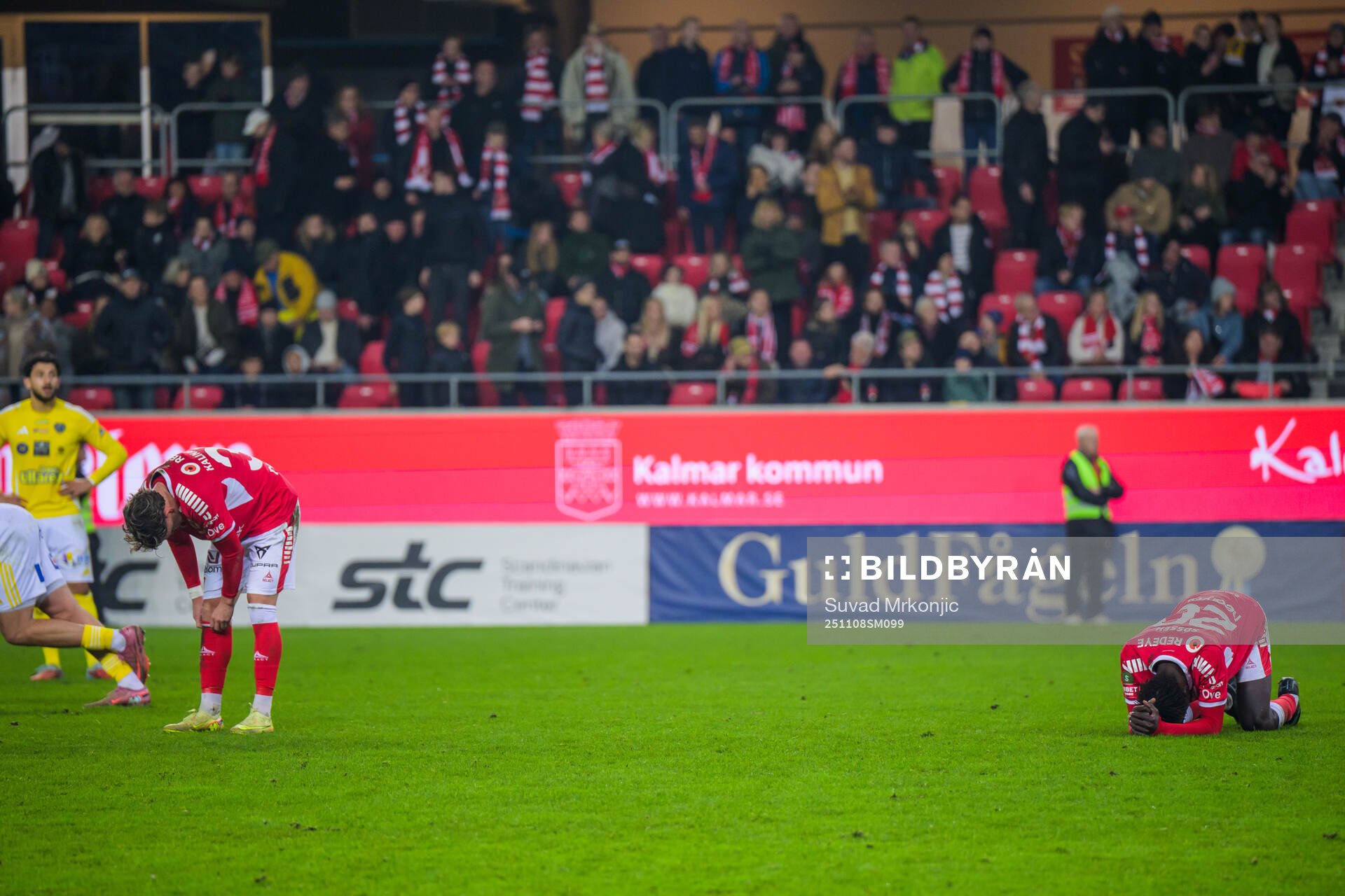 Kalmars Tomas Kalinauskas och Gibril Sosseh deppar