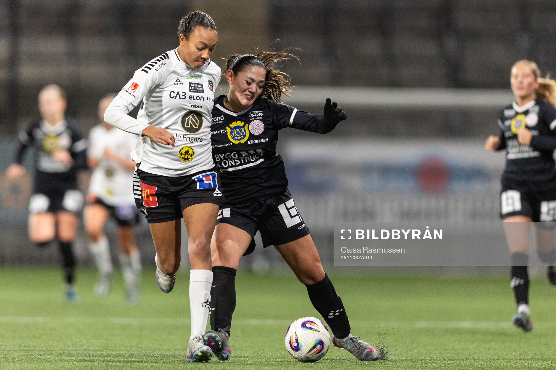 Örebro SKs Olivia Okara och IK Uppsalas Amelia Olofsson