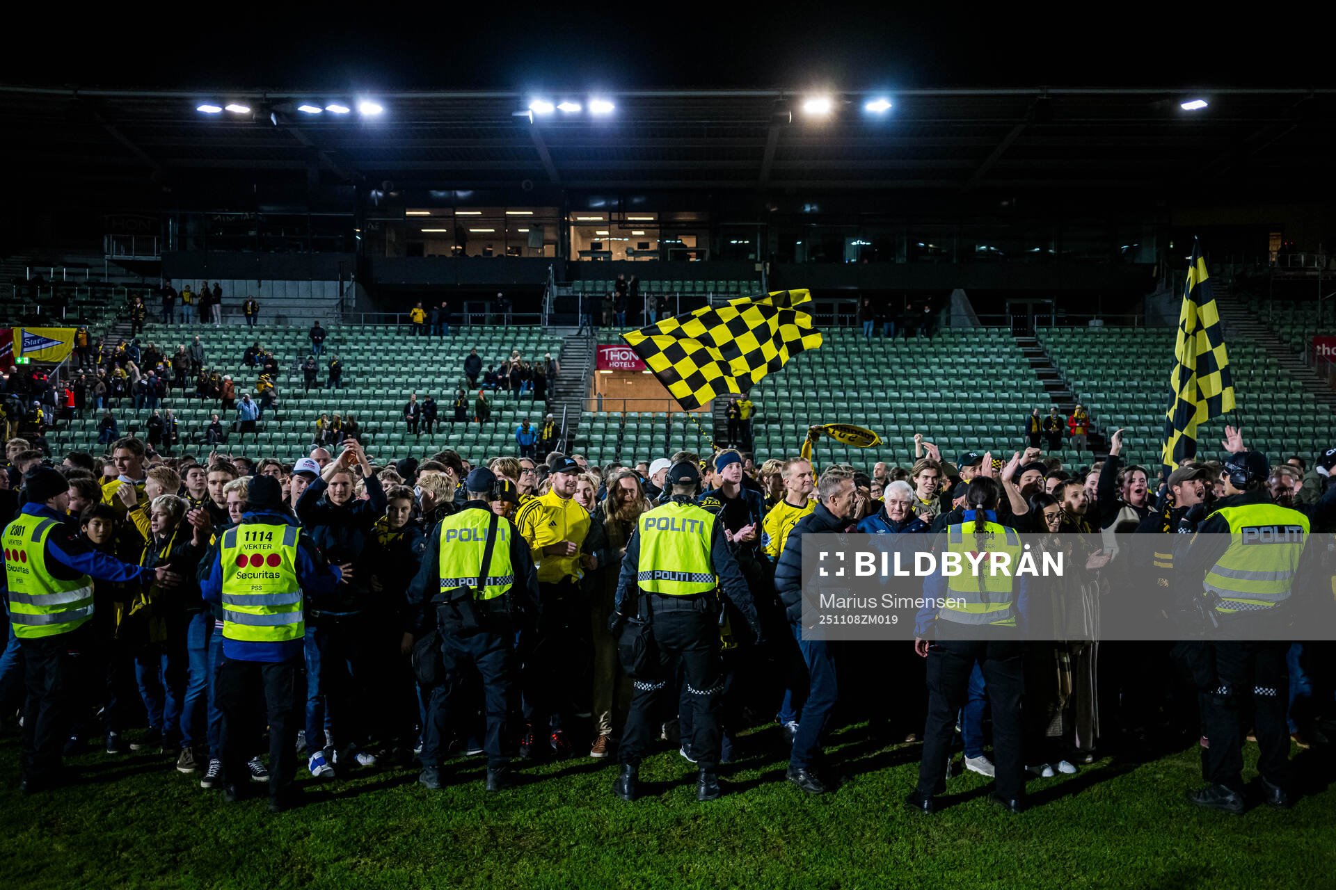 Spectators celebrates promotion to the Eliteserien