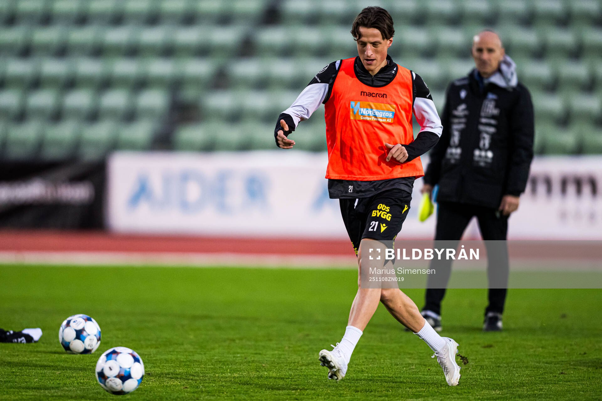 Sander Hansen Sjøkvist of Start warms up