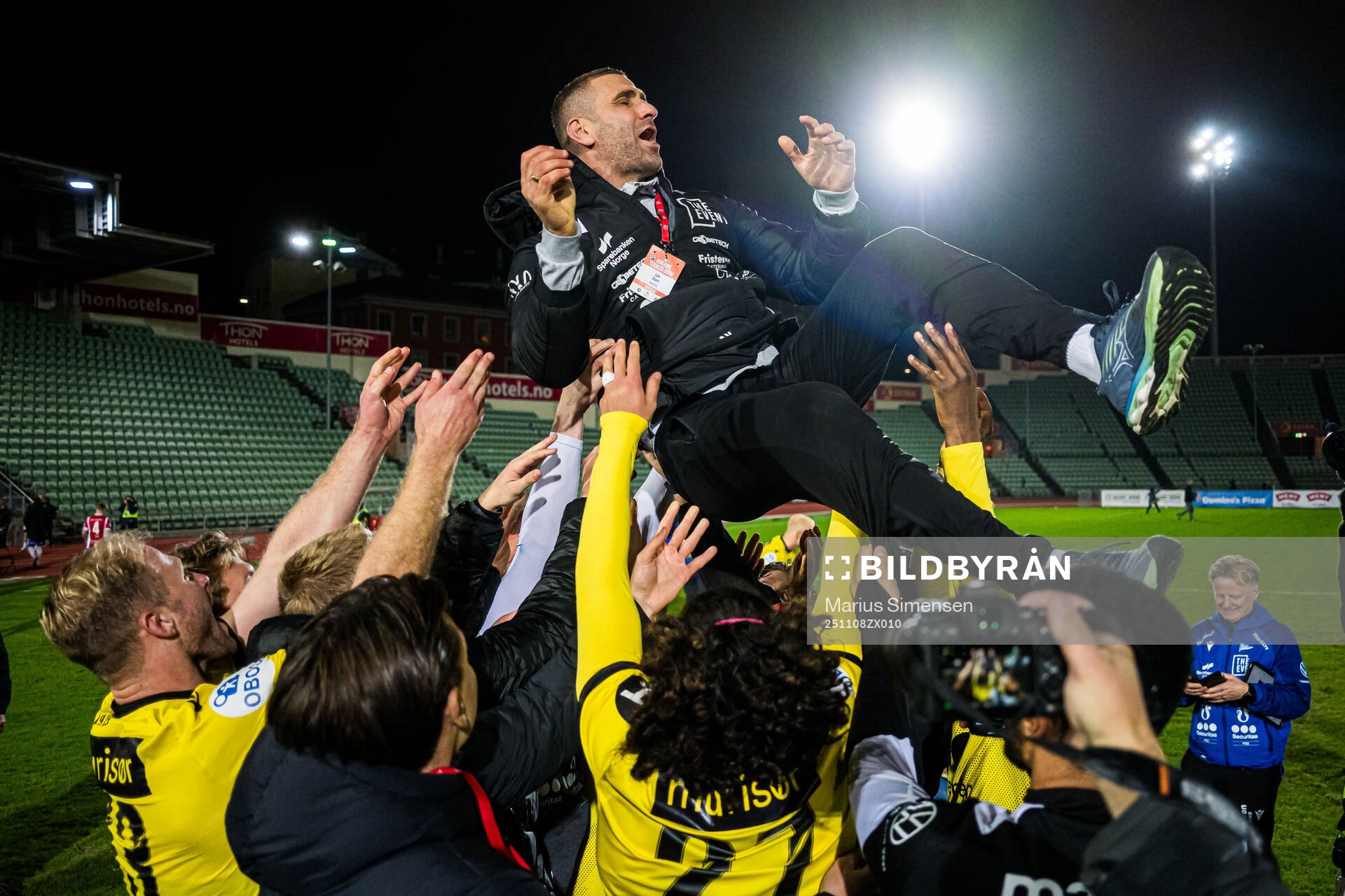 Head coach Azar Karadas of Start celebrates promotion to