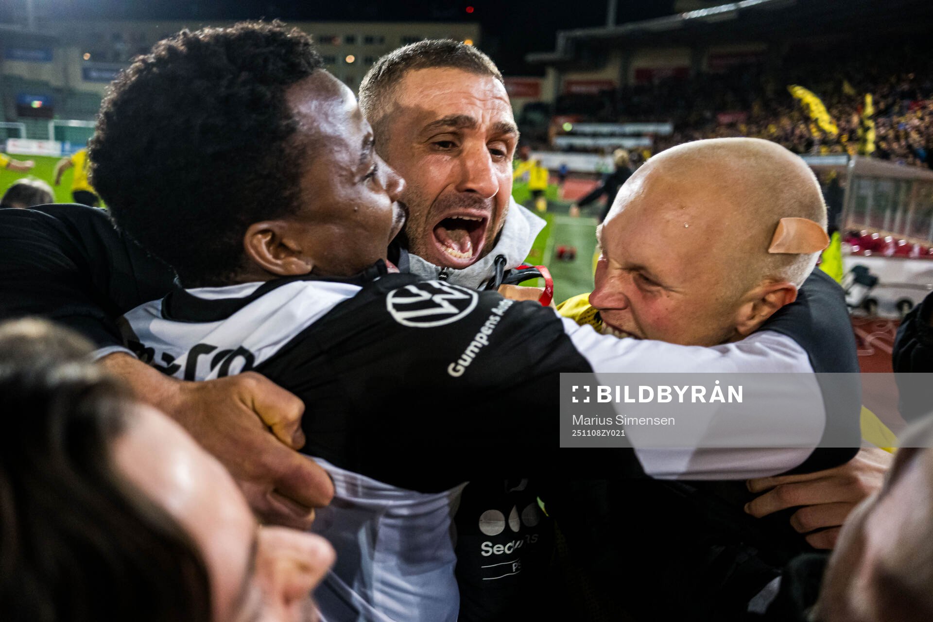 Head coach Azar Karadas of Start celebrates promotion to