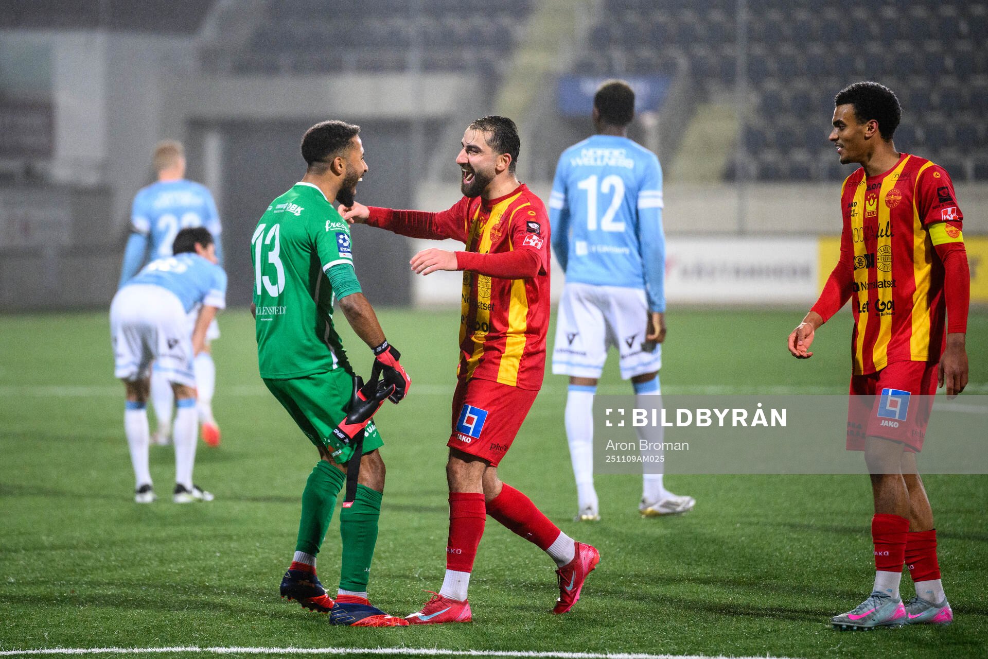 Örebro Syrianskas målvakt Kwesi Pira Kawawa och Pitar