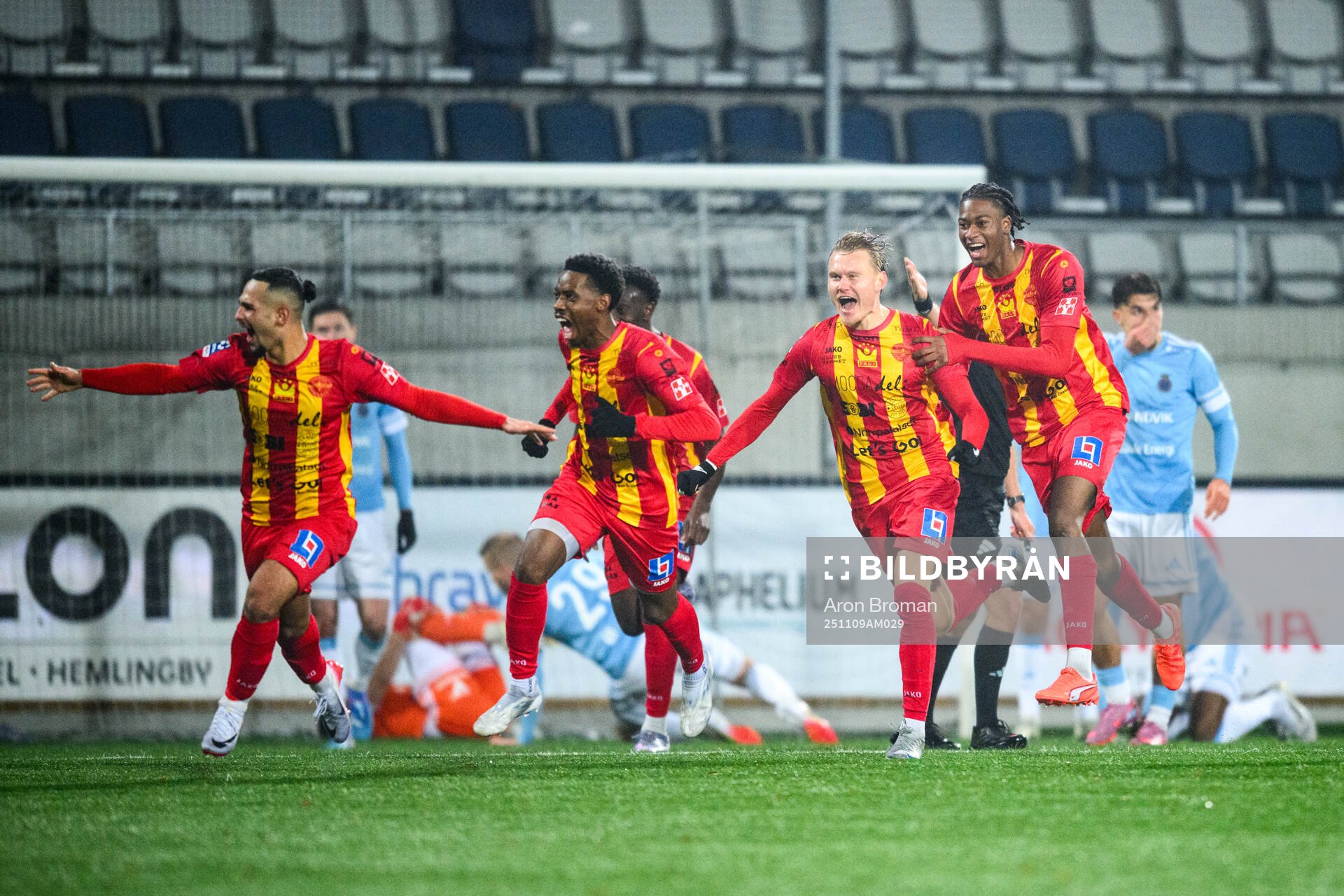 Örebro Syrianskas Robin Hadad jublar