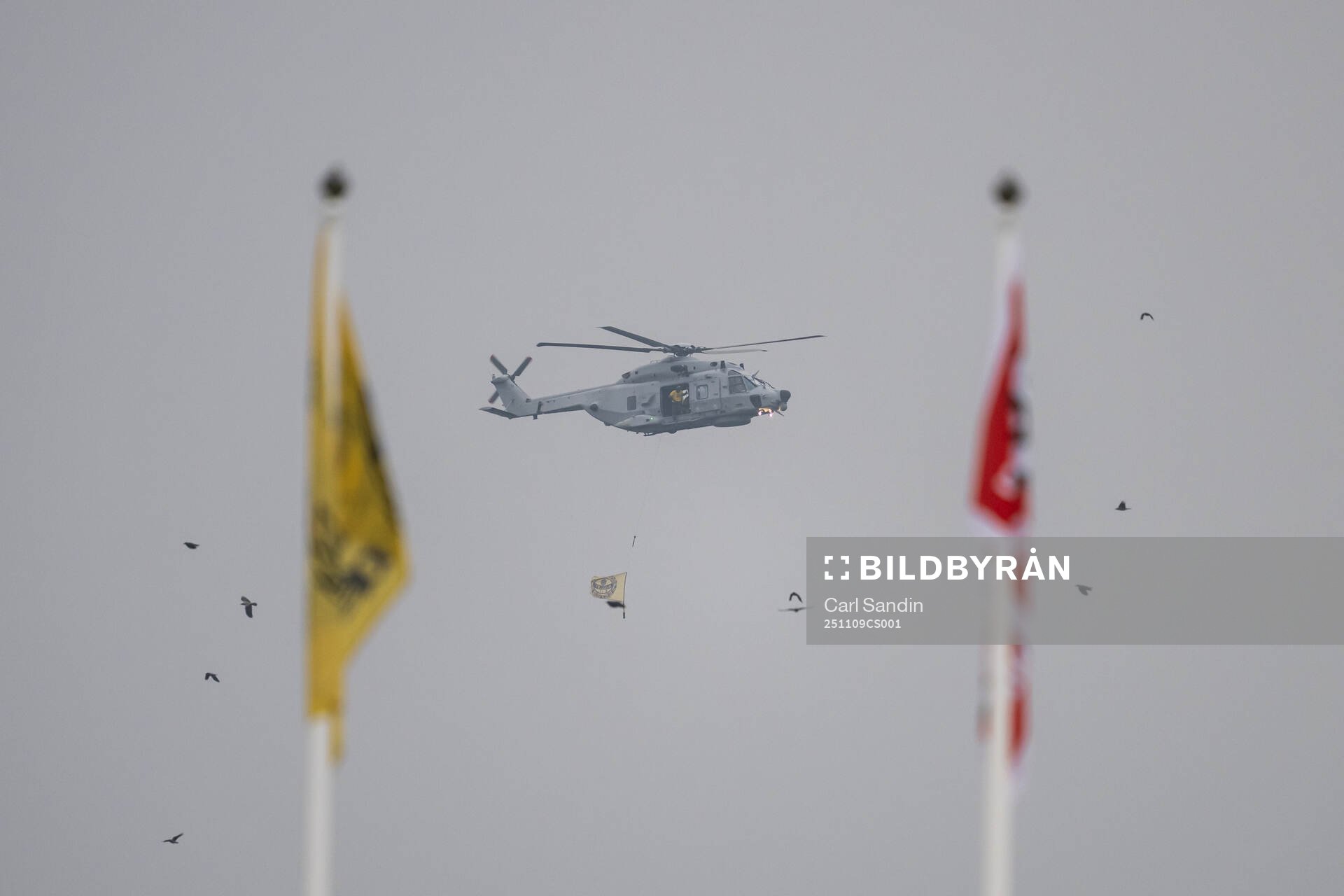 En helikopter med Mjällby-flagga