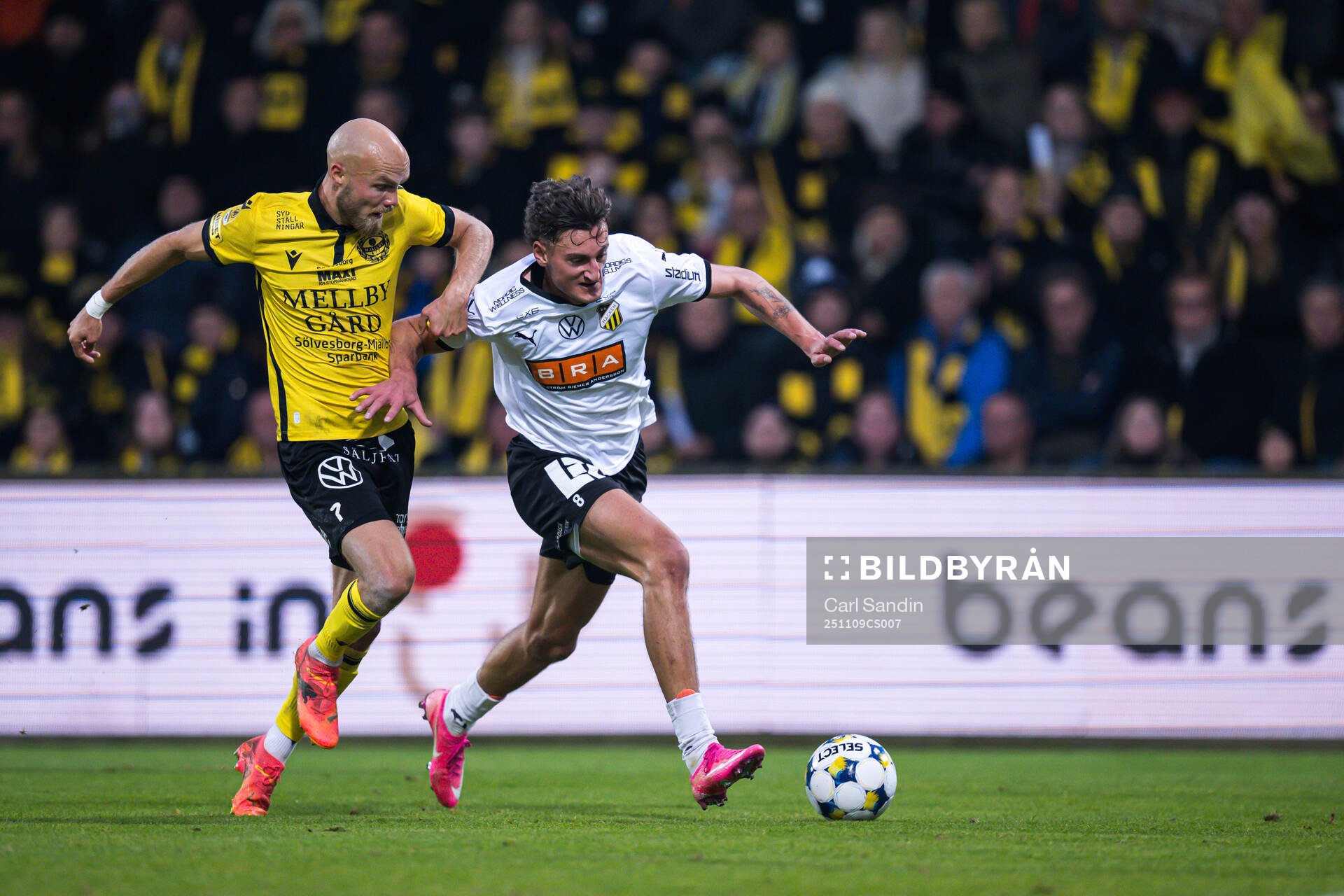 Mjällbys Viktor Gustafson och Häckens Silas Andersen