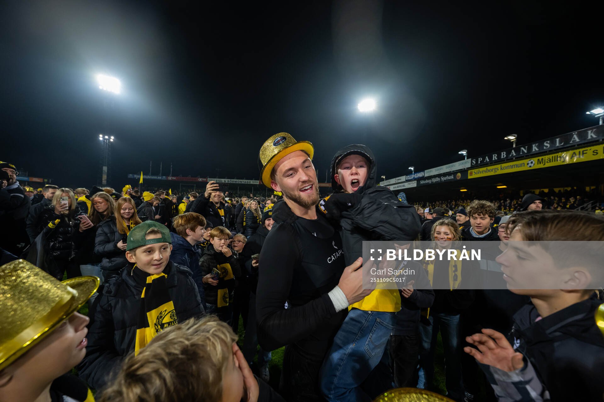Mjällbys målvakt Noel Törnqvist jublar
