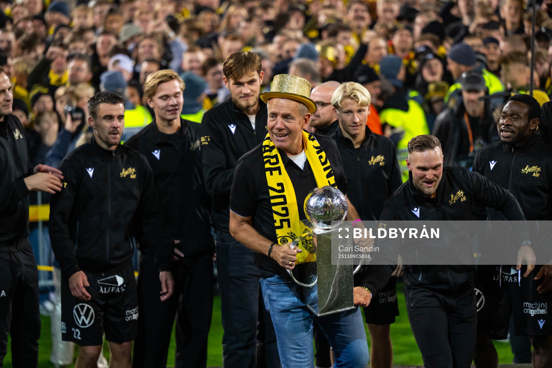 Mjällbys sportchef Hasse Larsson jublar med Lennart