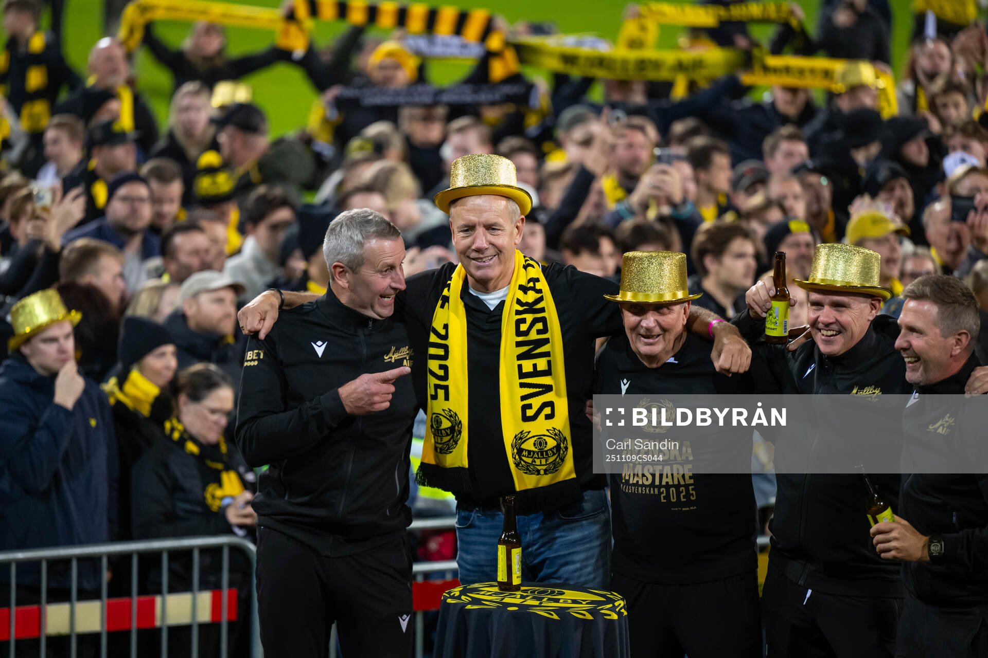 Mjällbys sportchef Hasse Larsson jublar
