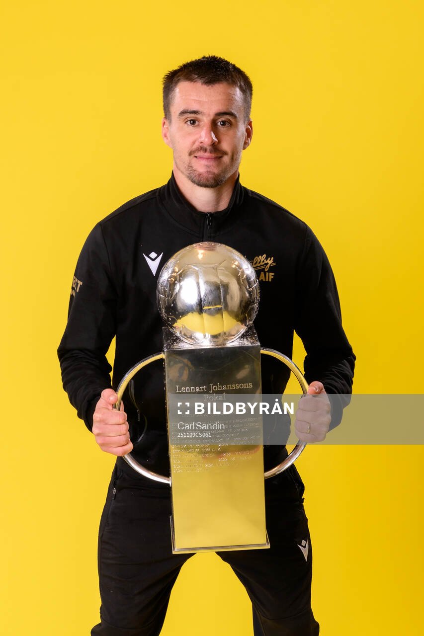 Mjällbys Jesper Gustavsson jublar med pokalen