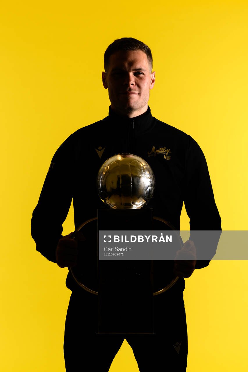 Mjällbys Jacob Bergström jublar med pokalen